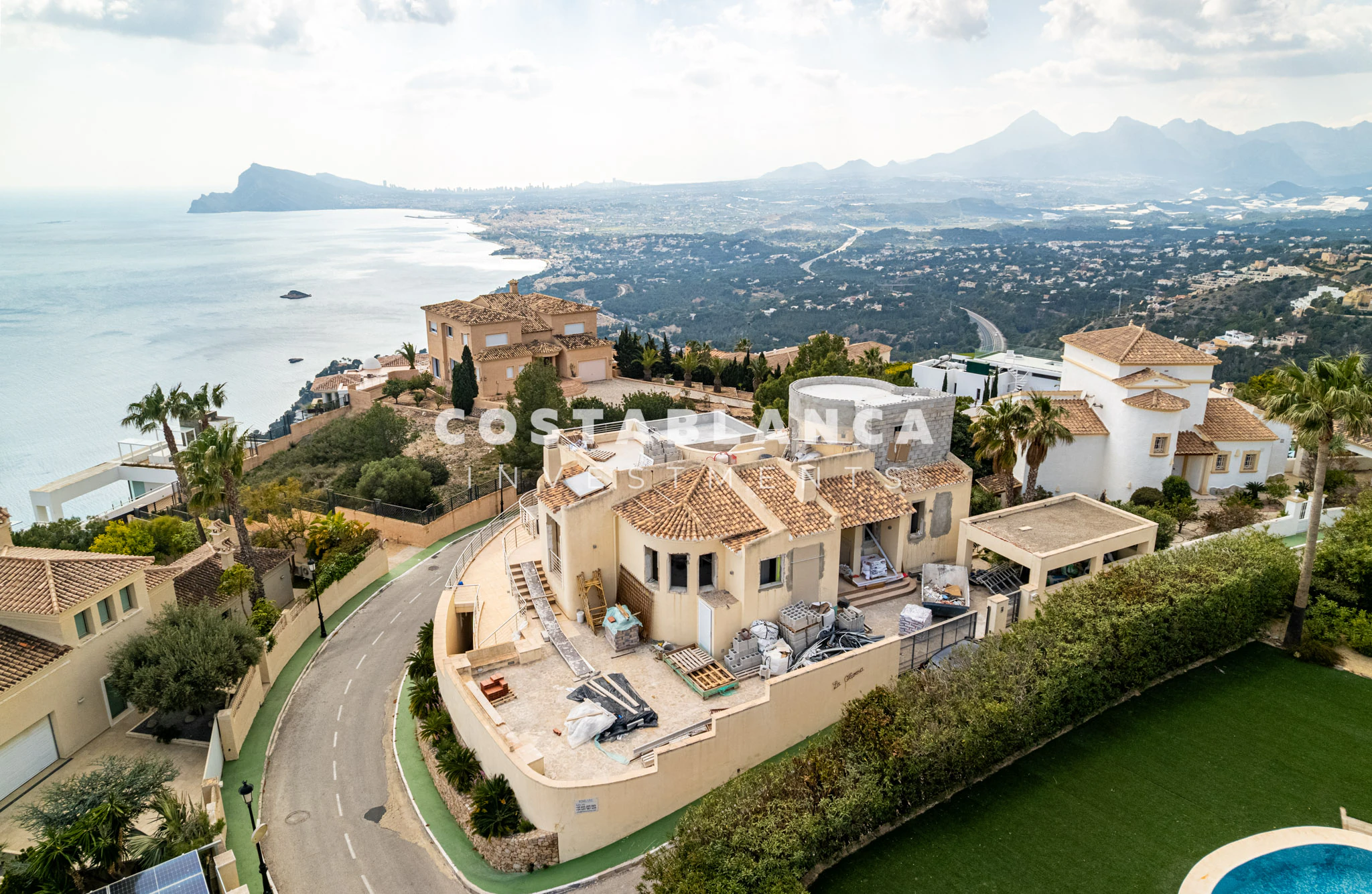 Une villa au style de vie unique avec vue sur la mer et les montagnes à Altea Hills