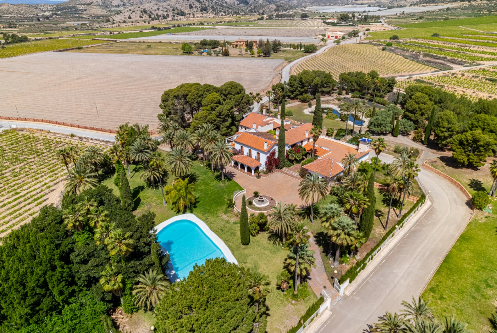 Exclusiva finca mediterránea con viñedos y lagos en venta en Novelda