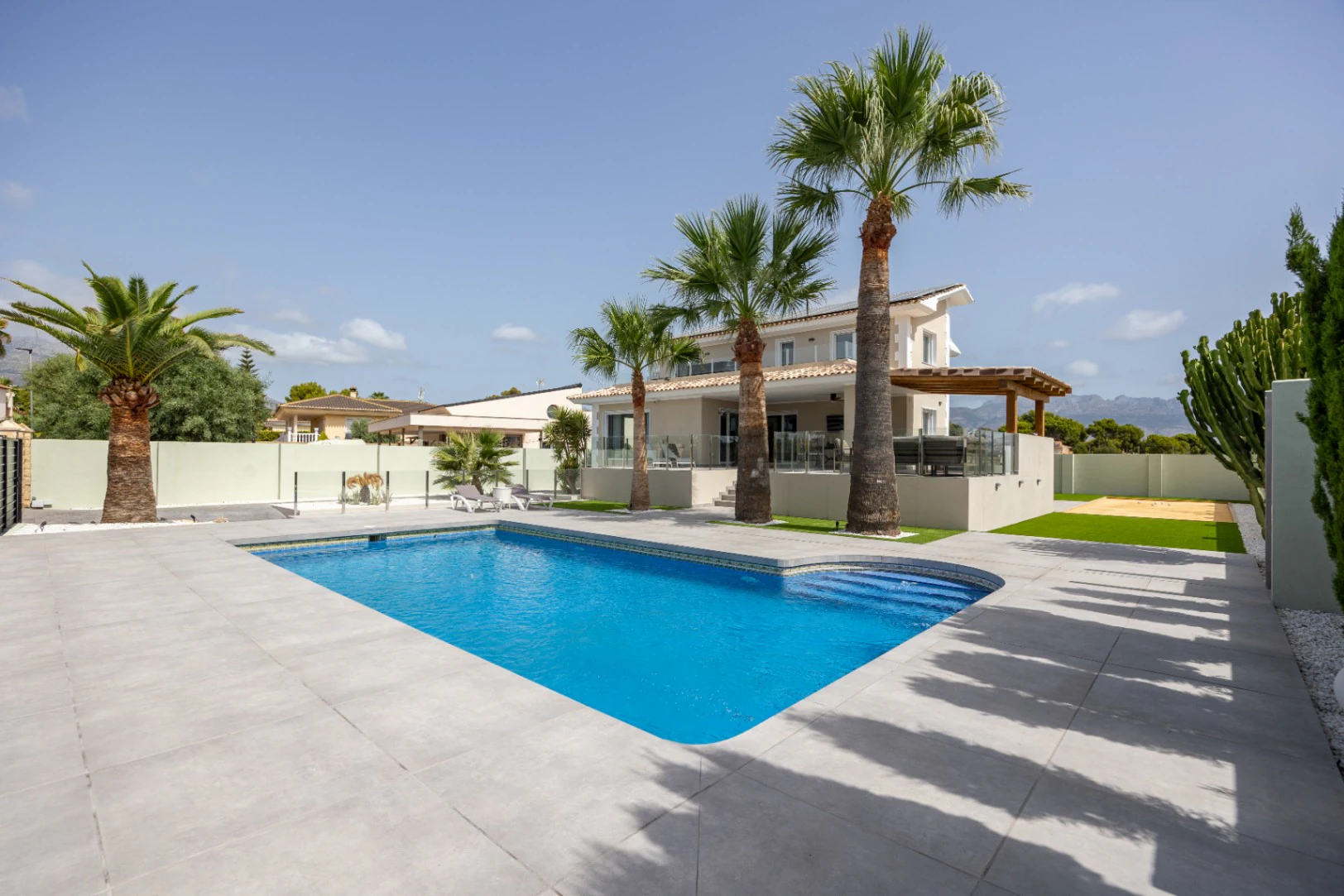 Moderne mediterrane Villa mit Pool, Garten und überdachtem Parkplatz zu verkaufen in Alfaz del Pi
