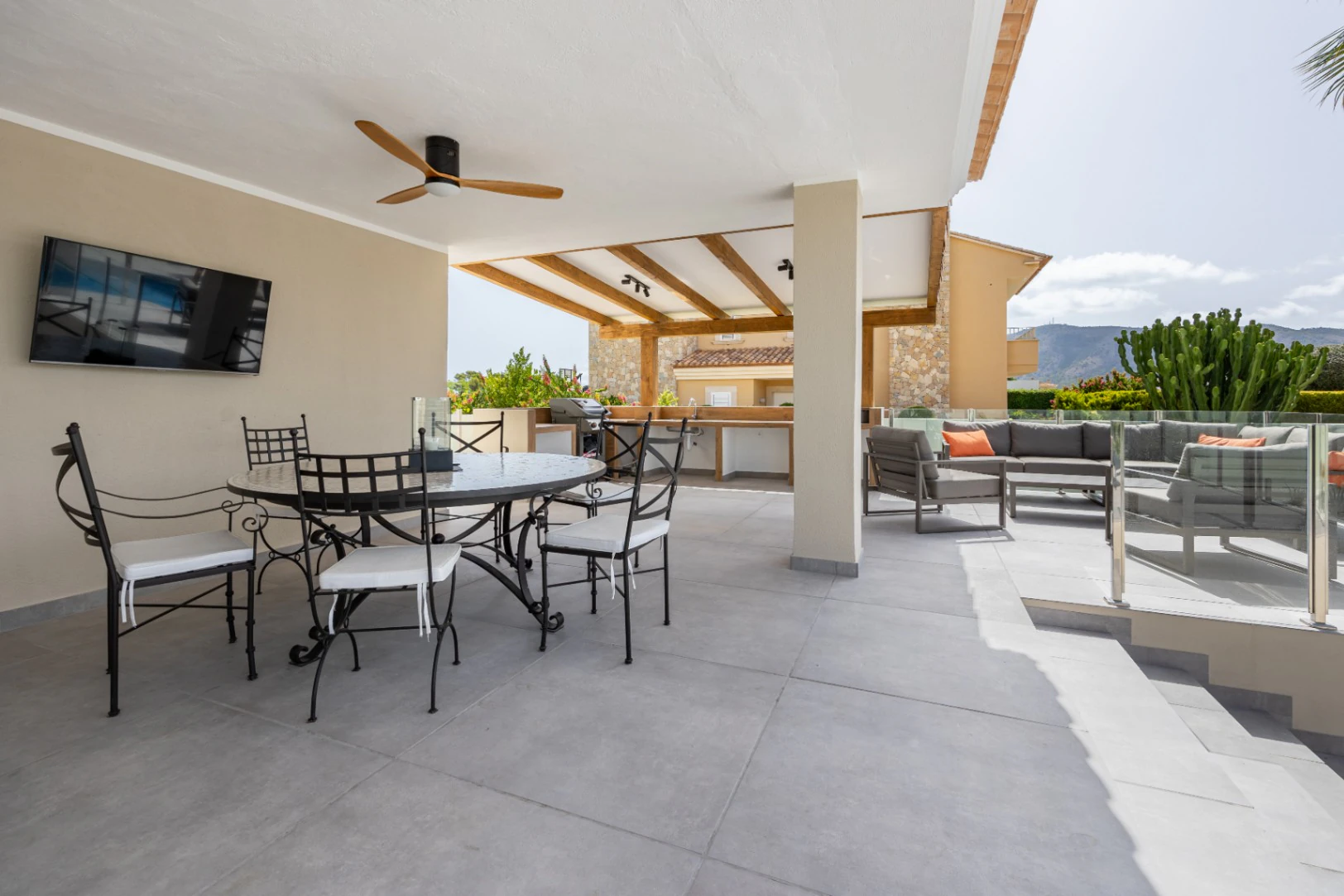 Moderne mediterrane Villa mit Pool, Garten und überdachtem Parkplatz zu verkaufen in Alfaz del Pi