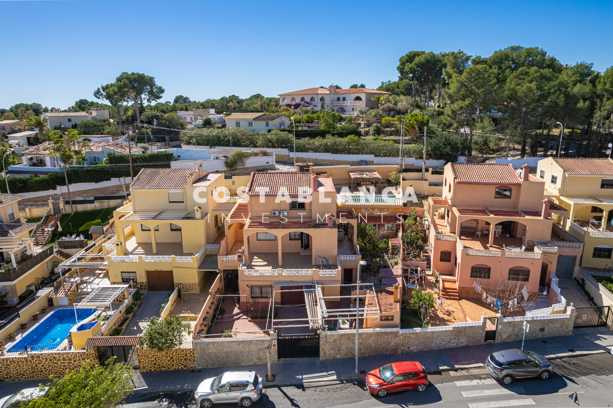 Großes Familienhaus mit Pool und Sommerküche zu verkaufen in La Nucía