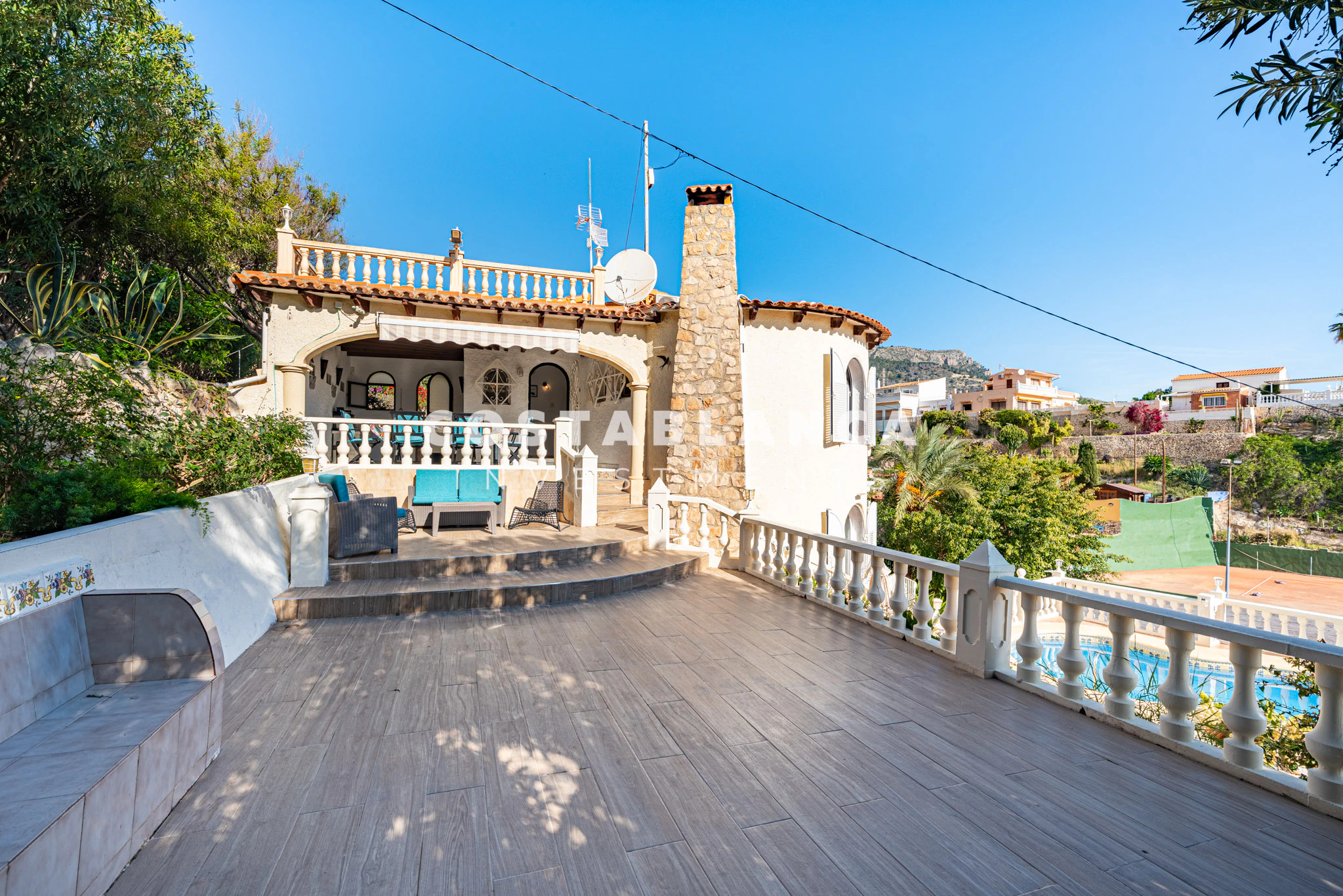 Villa Mediterránea con Vistas Icónicas al Peñón de Ifach y Piscina Privada en venta en Calpe.