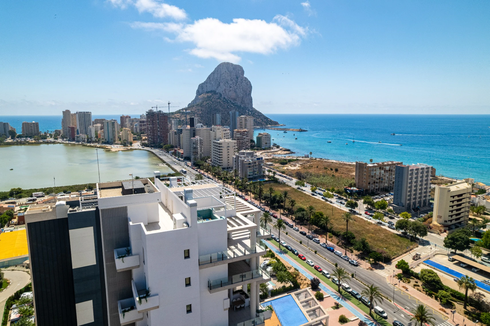 Apartamento moderno con vista al mar en venta en Calpe, a solo 200 m de la playa