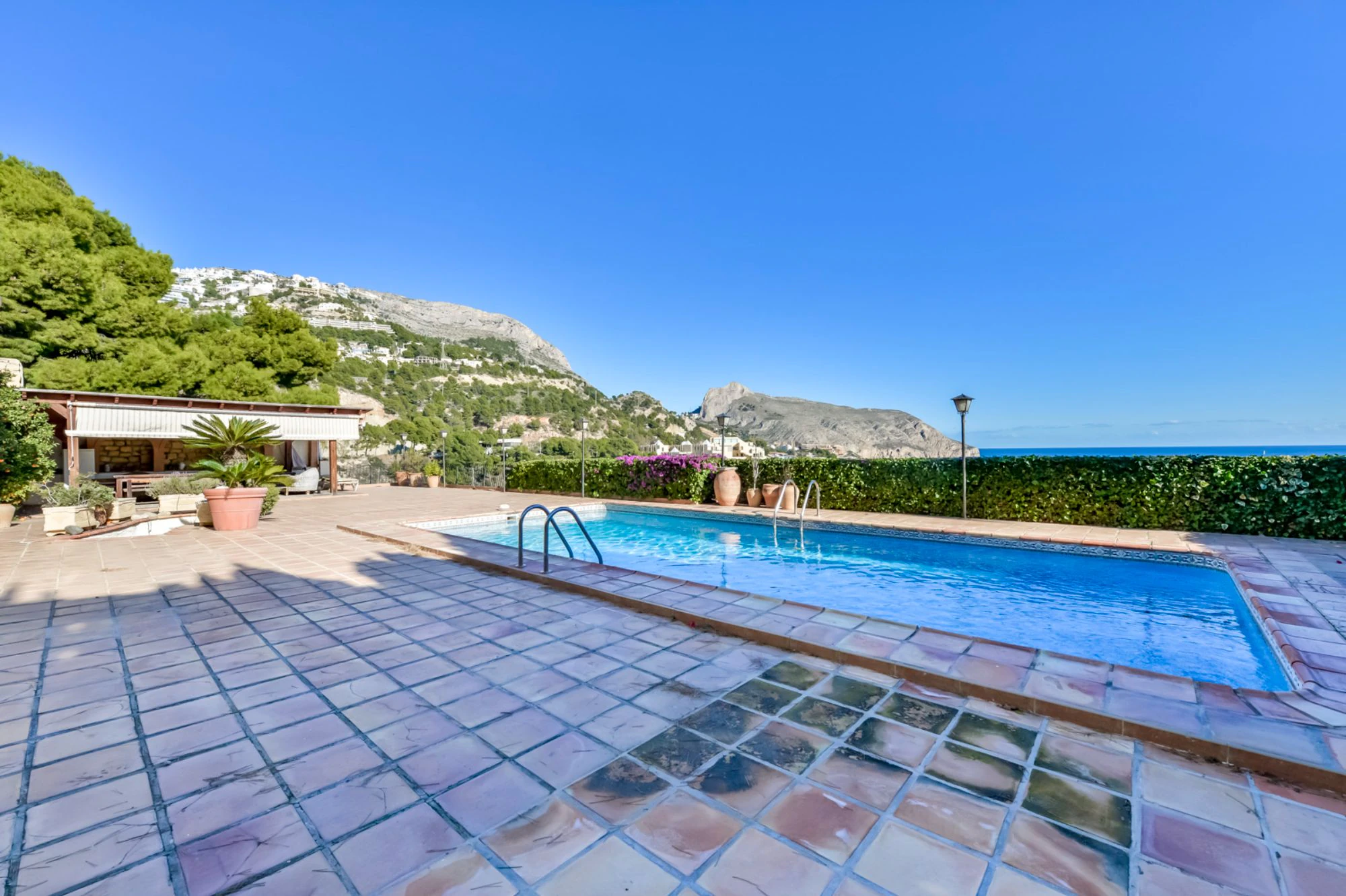 ELEGANCKA WILLA W STYLU HISZPAŃSKIM NA SPRZEDAŻ W ALTEA Z PANORAMICZNYM WIDOKIEM NA MORZE I APARTAMENTEM DLA GOŚCI W MASCARAT