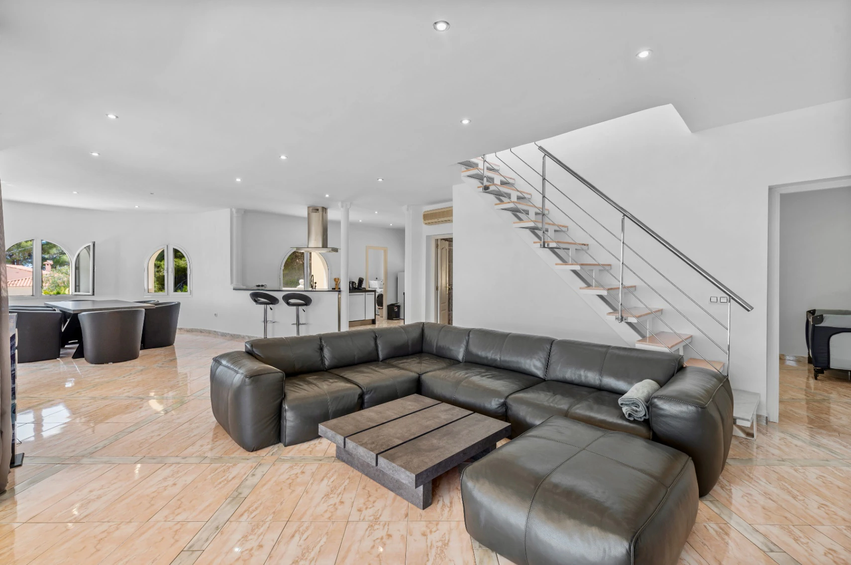 STUNNING MEDITERRANEAN VILLA FOR SALE IN CALPE WITH PANORAMIC SEA AND MOUNTAIN VIEWS