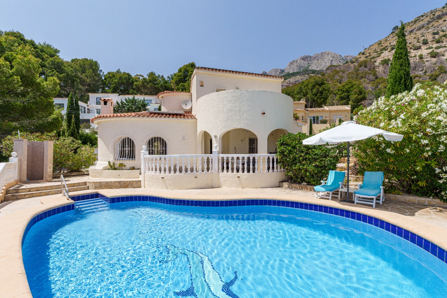CHARMANTE VILLA MÉDITERRANÉENNE AVEC VUE PANORAMIQUE SUR LA MER À VENDRE À ALTEA
