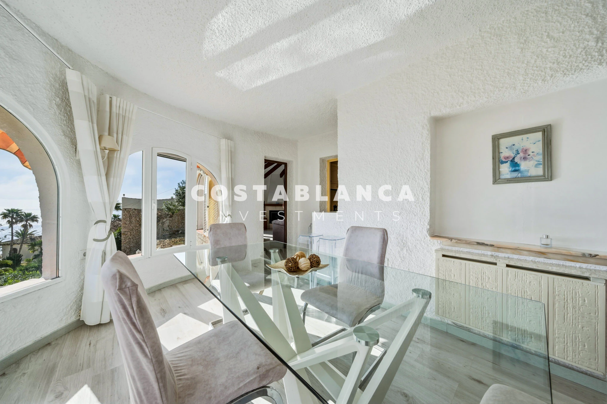 Villa Mediterránea con Vistas Icónicas al Peñón de Ifach y Piscina Privada en venta en Calpe.