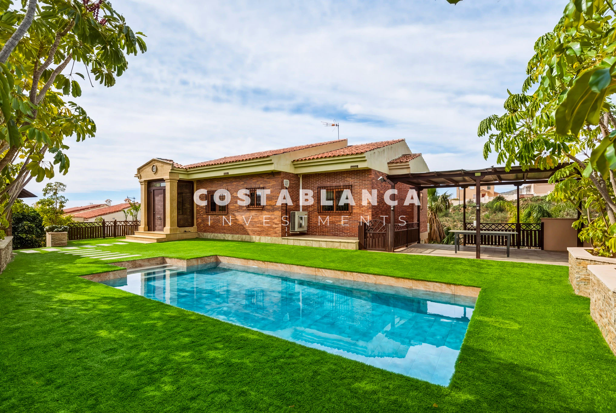 Premium Villa with 5 Bedrooms, Pool and Sea Views for sale in La Nucia