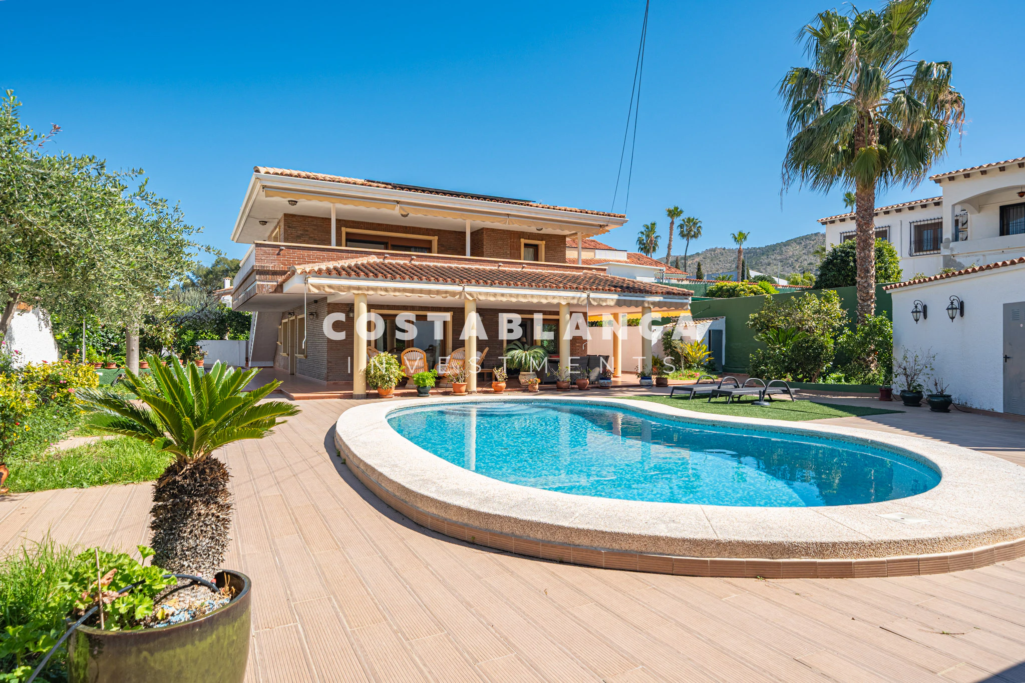 Luxuriöse mediterrane Villa zum Verkauf in Benidorm mit Garten, Terrassen und Privatsphäre