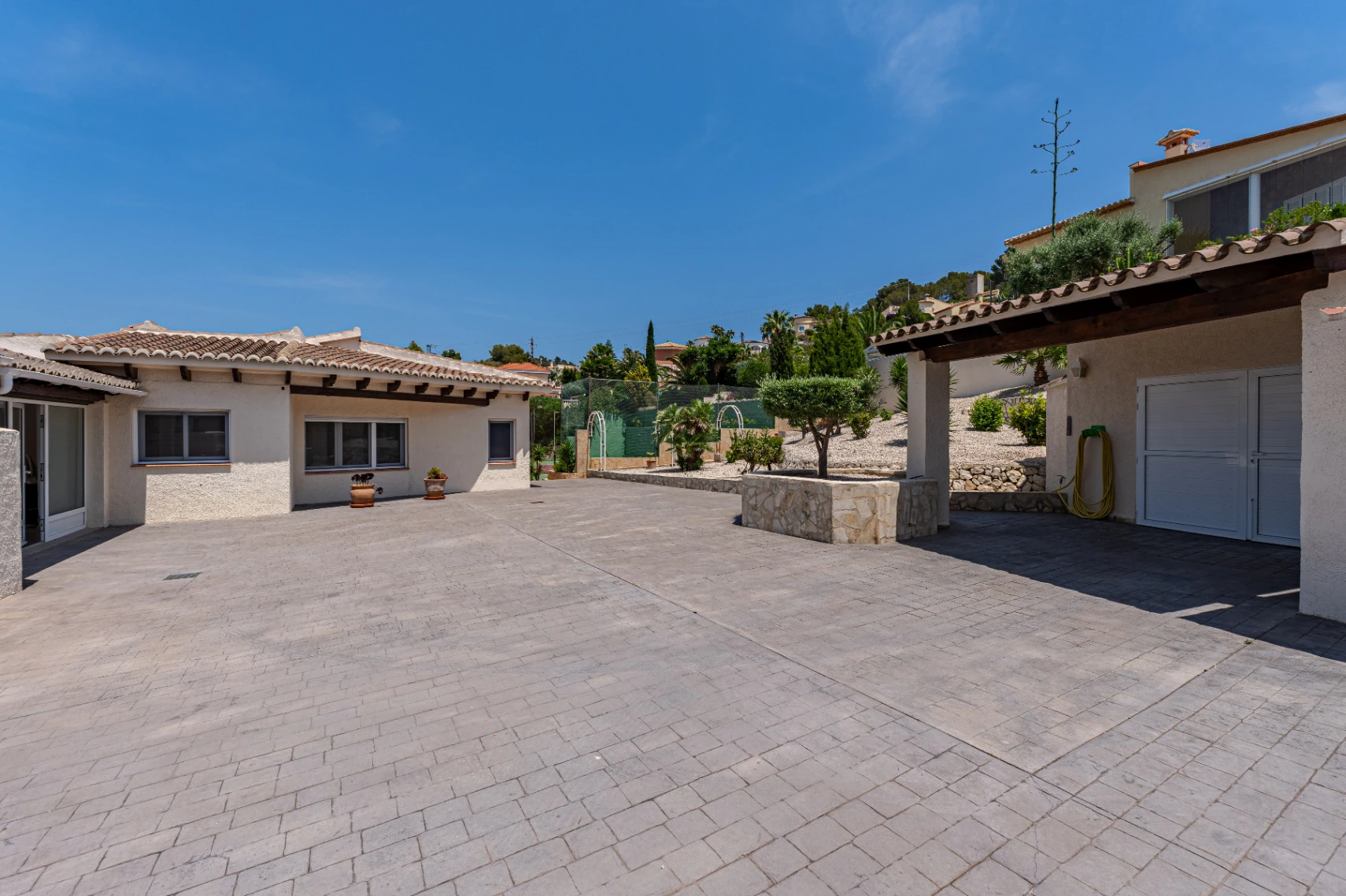Willa na sprzedaż w Calpe na działce prawie 6 000 m² z kortem tenisowym