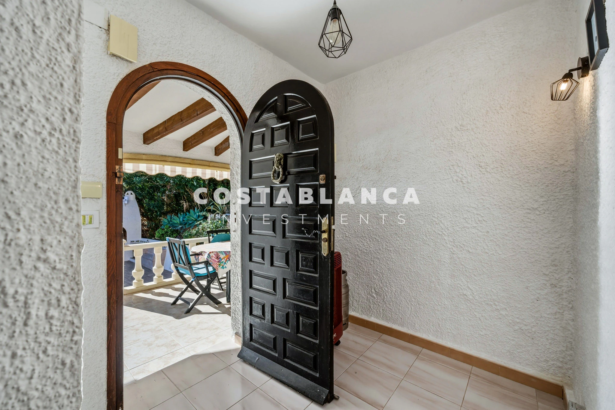 Villa Mediterránea con Vistas Icónicas al Peñón de Ifach y Piscina Privada en venta en Calpe.