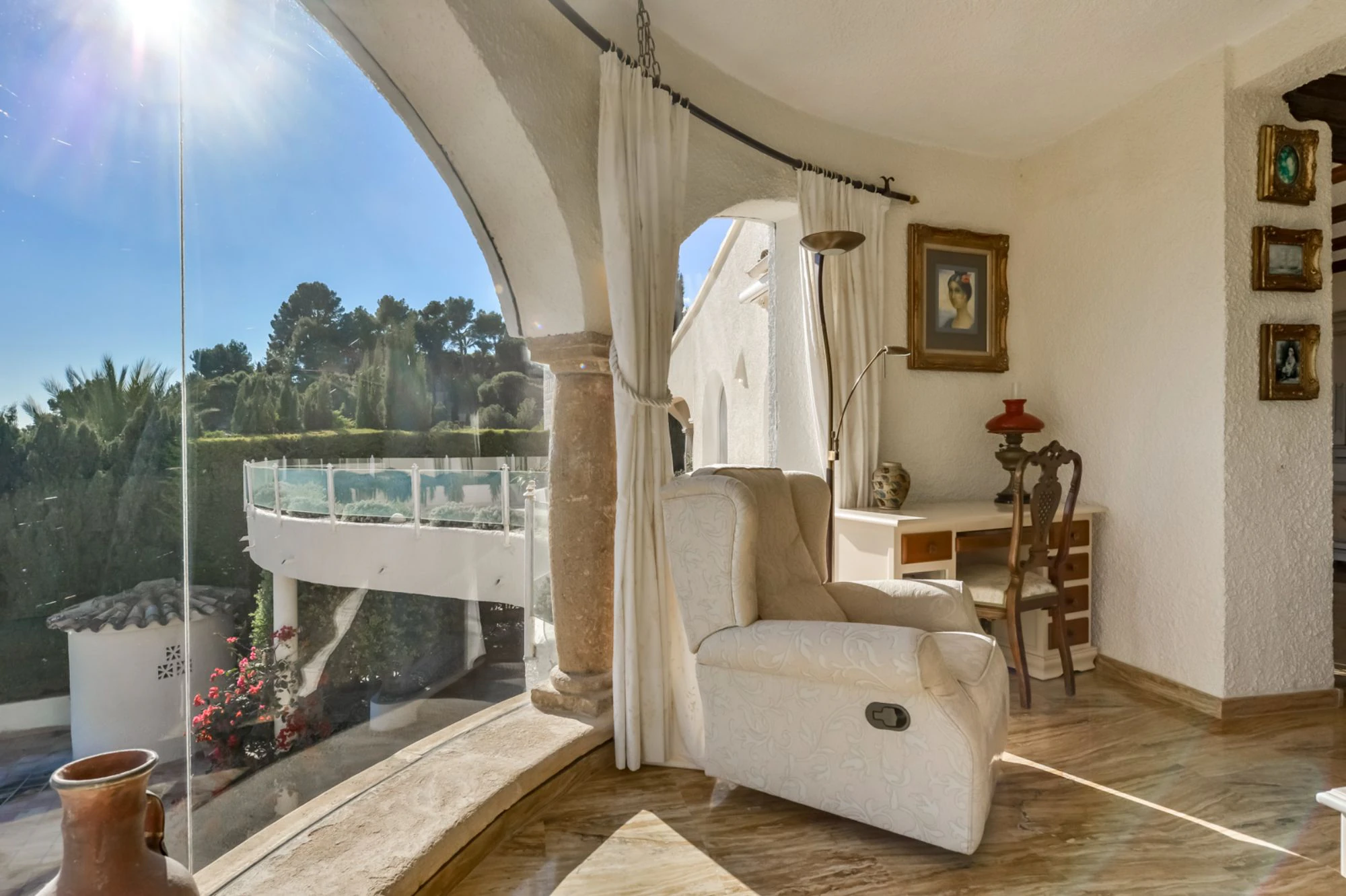 ELEGANCKA WILLA W STYLU HISZPAŃSKIM NA SPRZEDAŻ W ALTEA Z PANORAMICZNYM WIDOKIEM NA MORZE I APARTAMENTEM DLA GOŚCI W MASCARAT