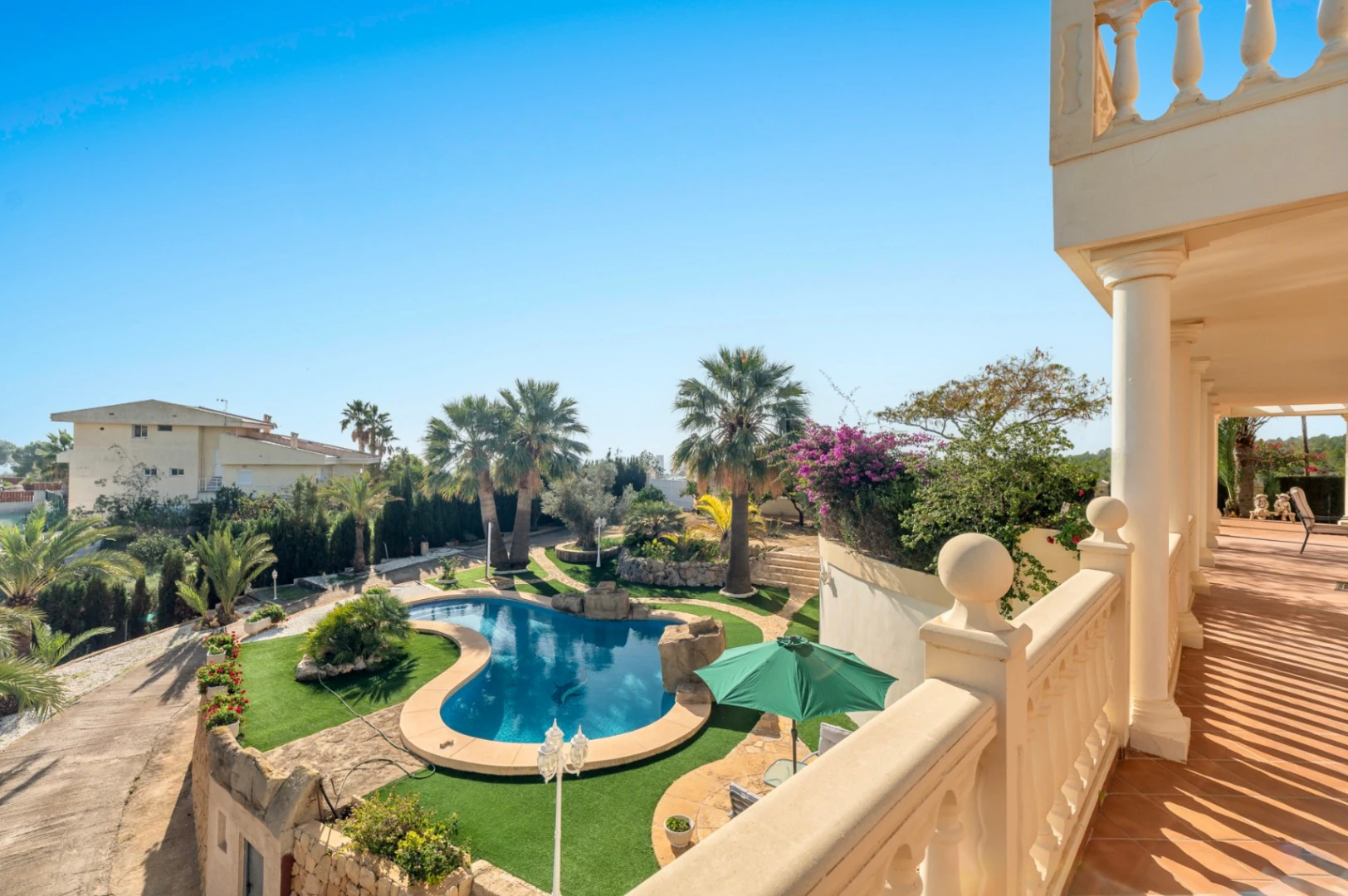 Villa for sale in Benidorm with sea Views and large Plot