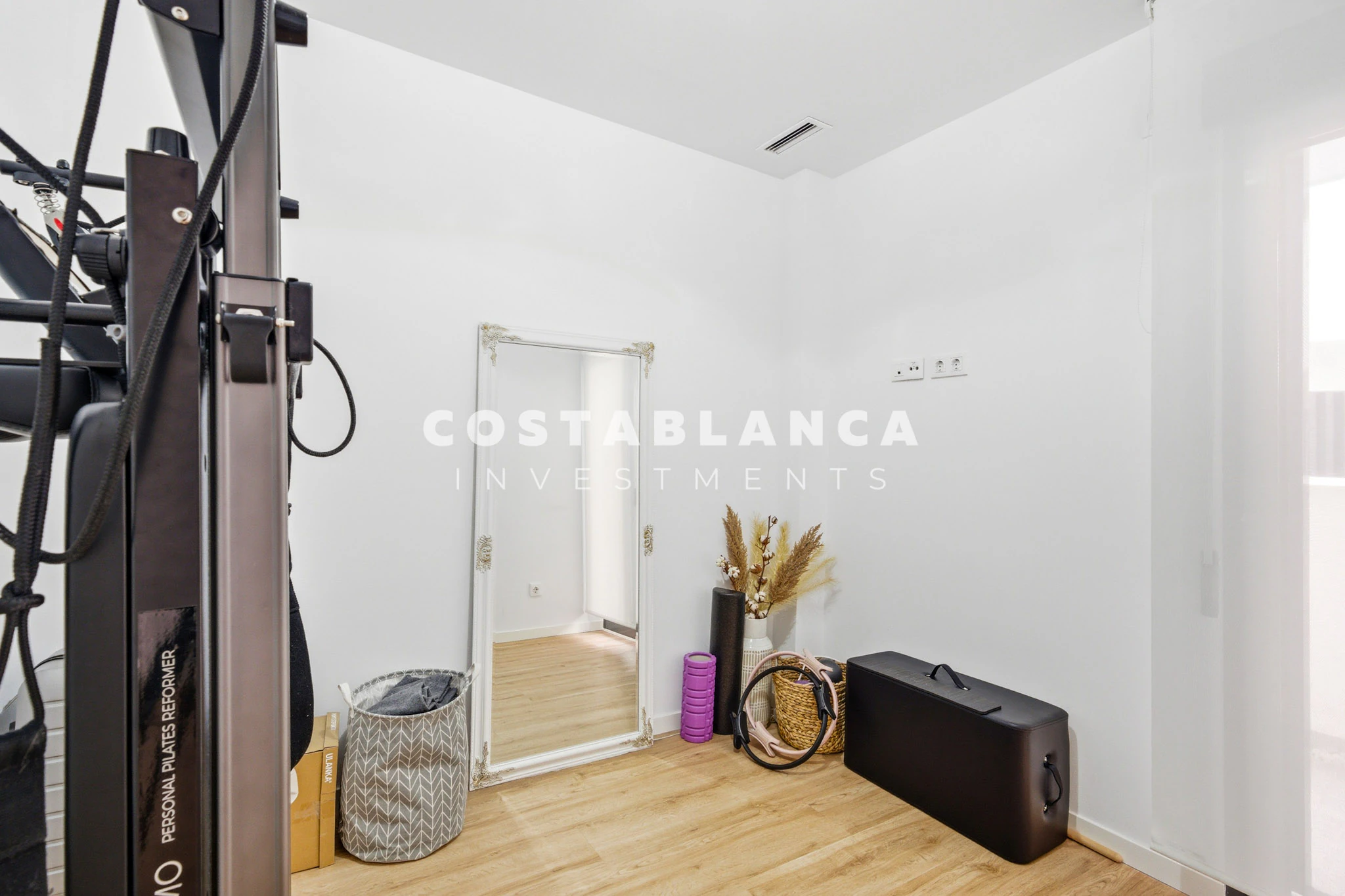 Moderne Wohnung zu verkaufen in Benidorm Poniente mit Pool und hoher Mietrendite.