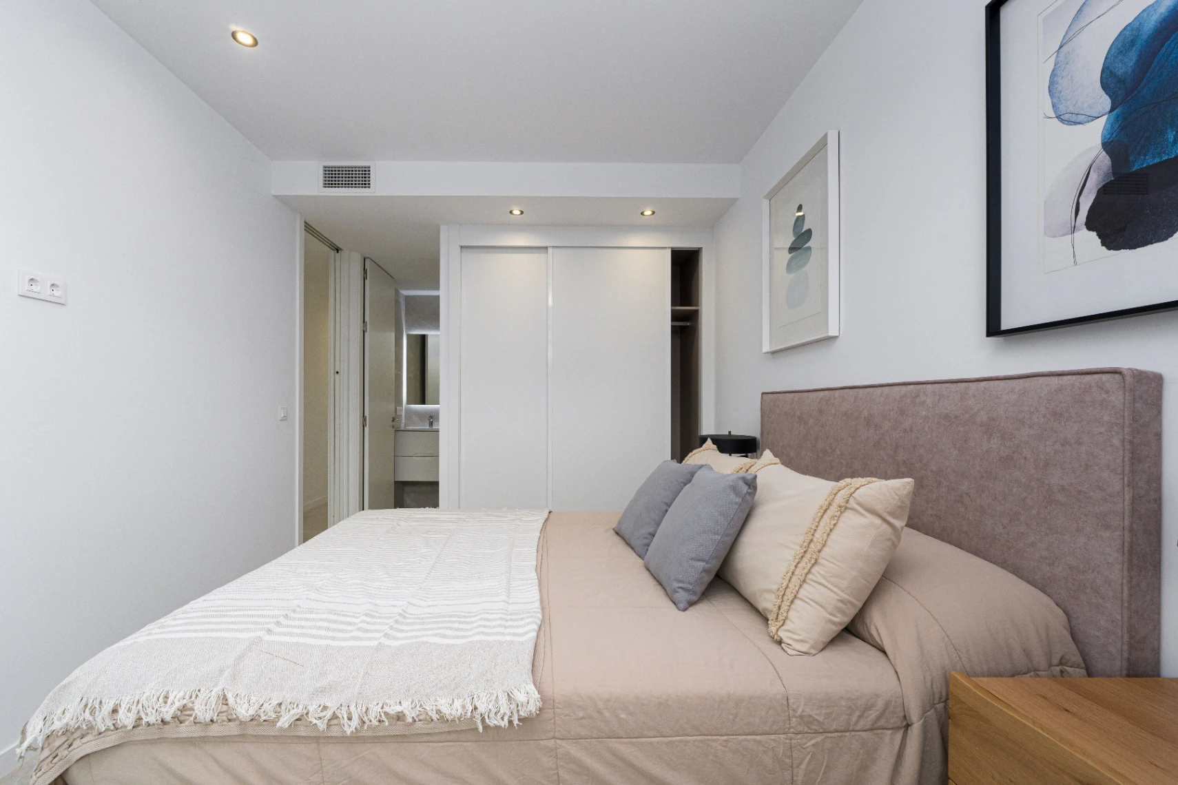Nowo wybudowany nowoczesny apartament na sprzedaż w Finestrat z basenem bez krawędzi