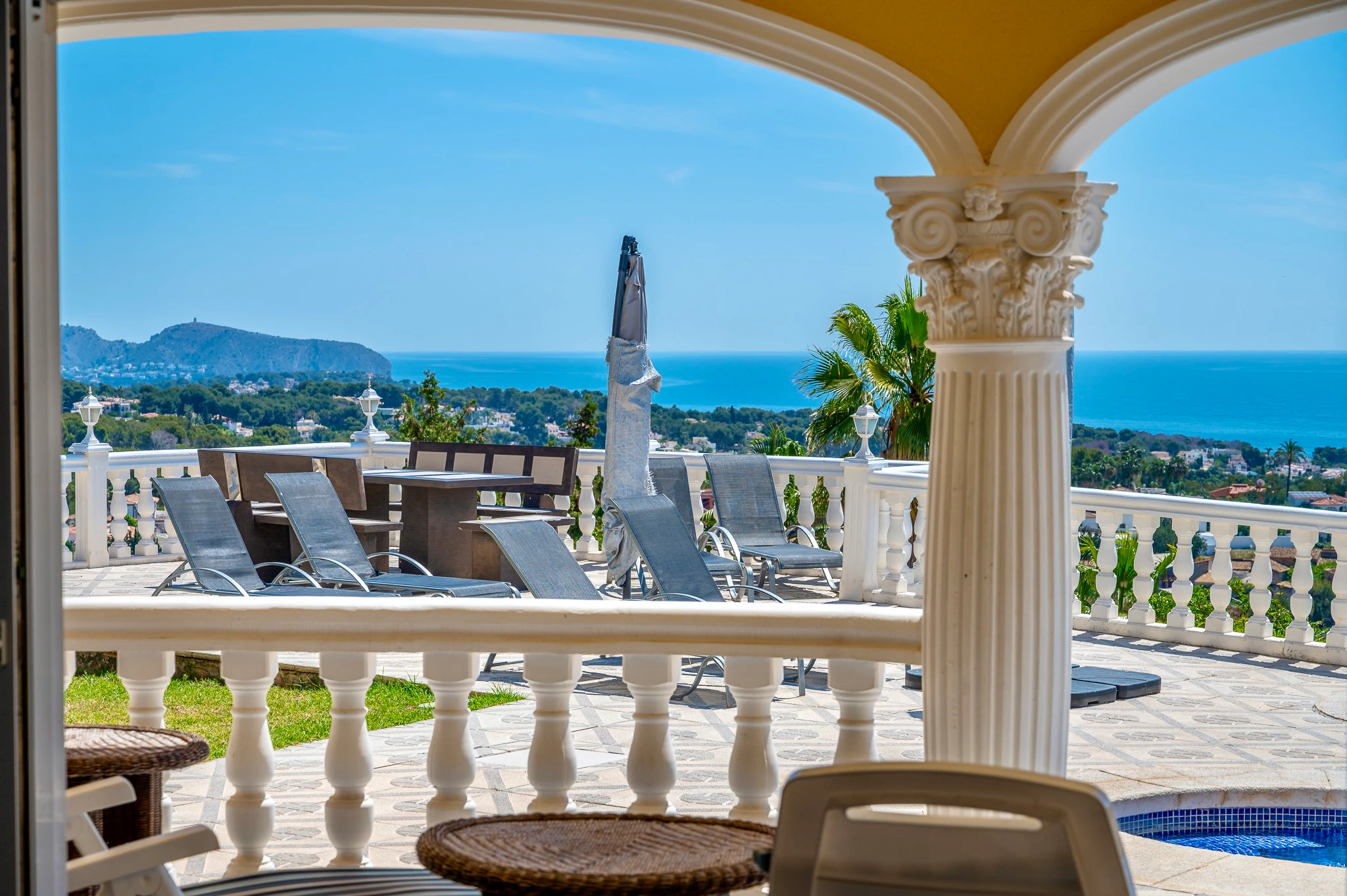 STUNNING MEDITERRANEAN VILLA FOR SALE IN CALPE WITH PANORAMIC SEA AND MOUNTAIN VIEWS