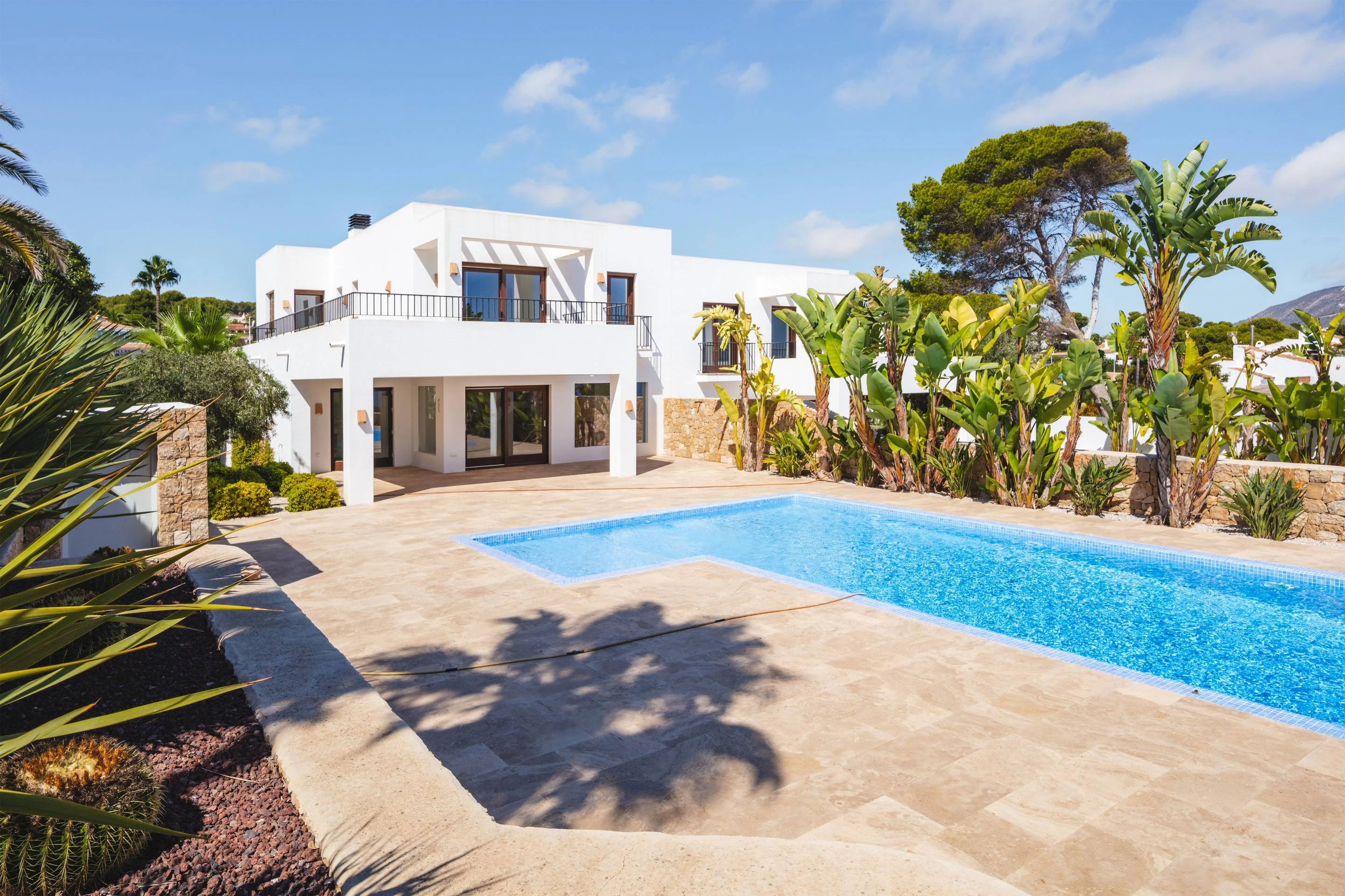 Villa Andrago Residencia Contemporánea Mediterránea en Primera Línea a la Venta en Moraira