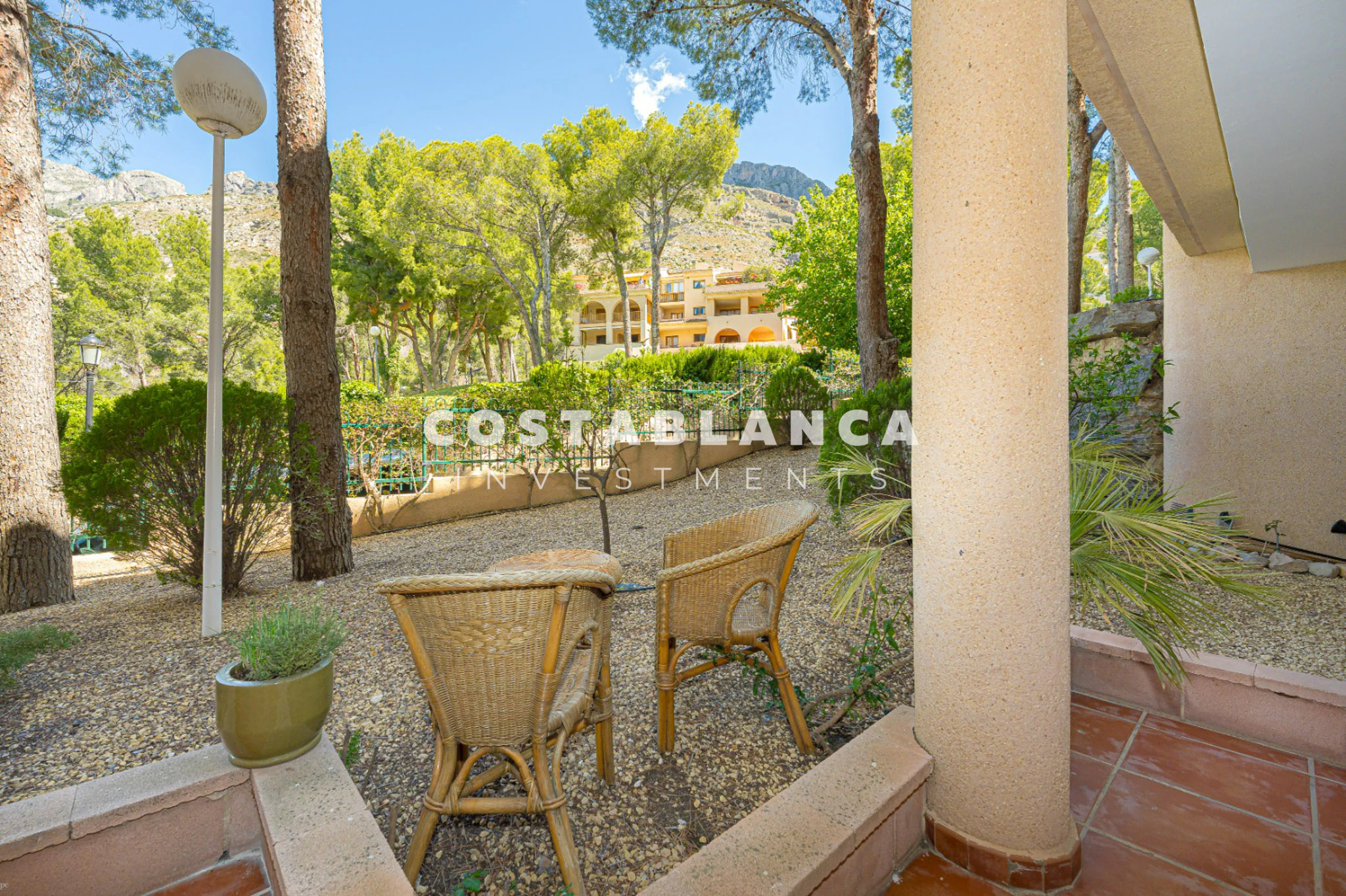 Amplio Apartamento Esquinero con Vistas al Mar y a la Montaña en Venta en Altea La Nova