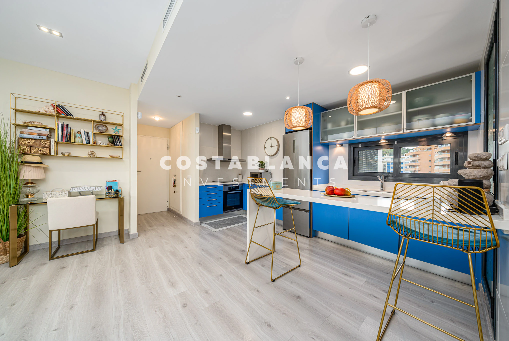 Exclusief Twee Slaapkamer Appartement met Uitzicht op Zee en Bergen