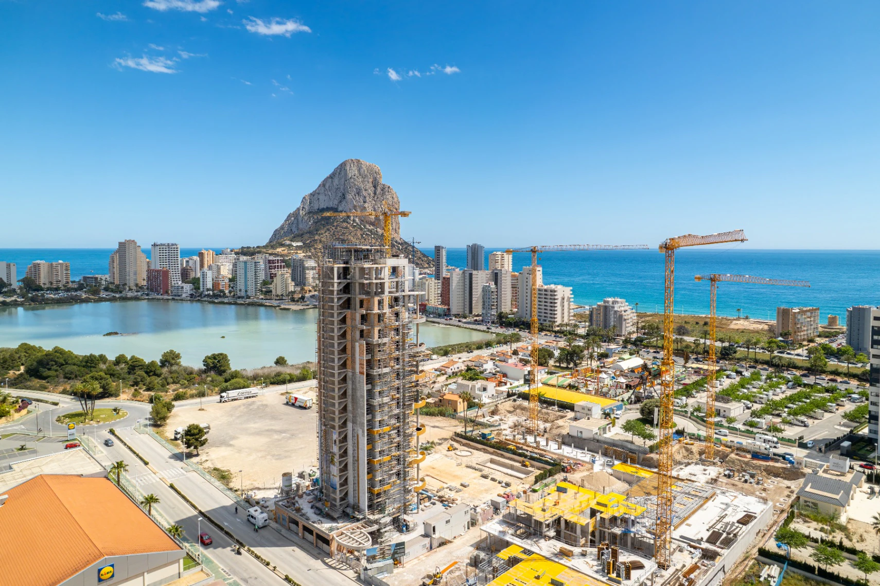 Nowy budynek Nowoczesny apartament na sprzedaż w Calpe z widokiem na morze i góry