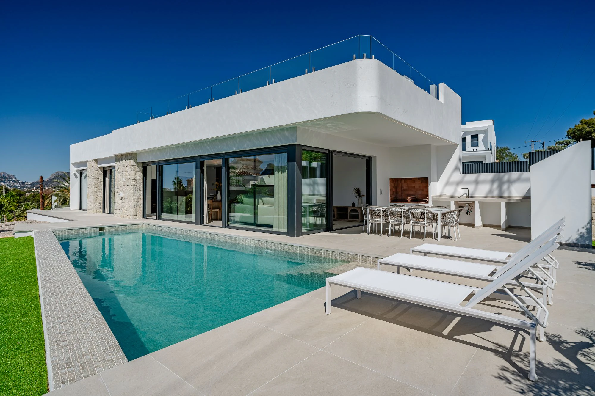 Villa de lujo inspirada en Ibiza con vistas al mar y oasis en la azotea en venta en Calpe