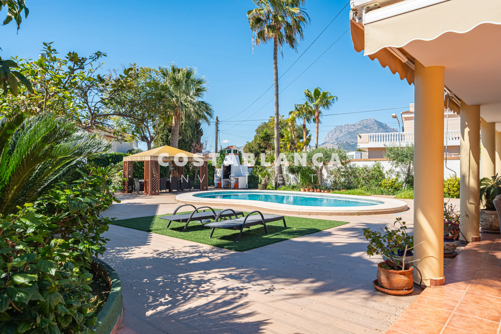 Luxuriöse mediterrane Villa zum Verkauf in Benidorm mit Garten, Terrassen und Privatsphäre