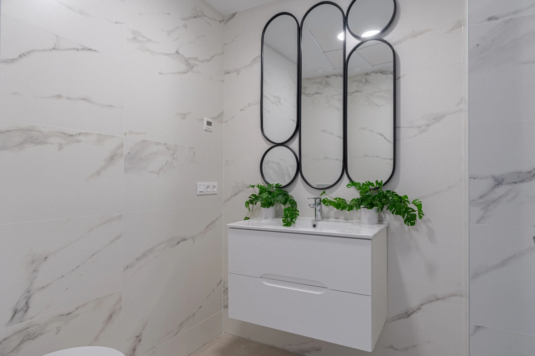 Nowo wybudowany nowoczesny apartament na sprzedaż w Finestrat z basenem bez krawędzi