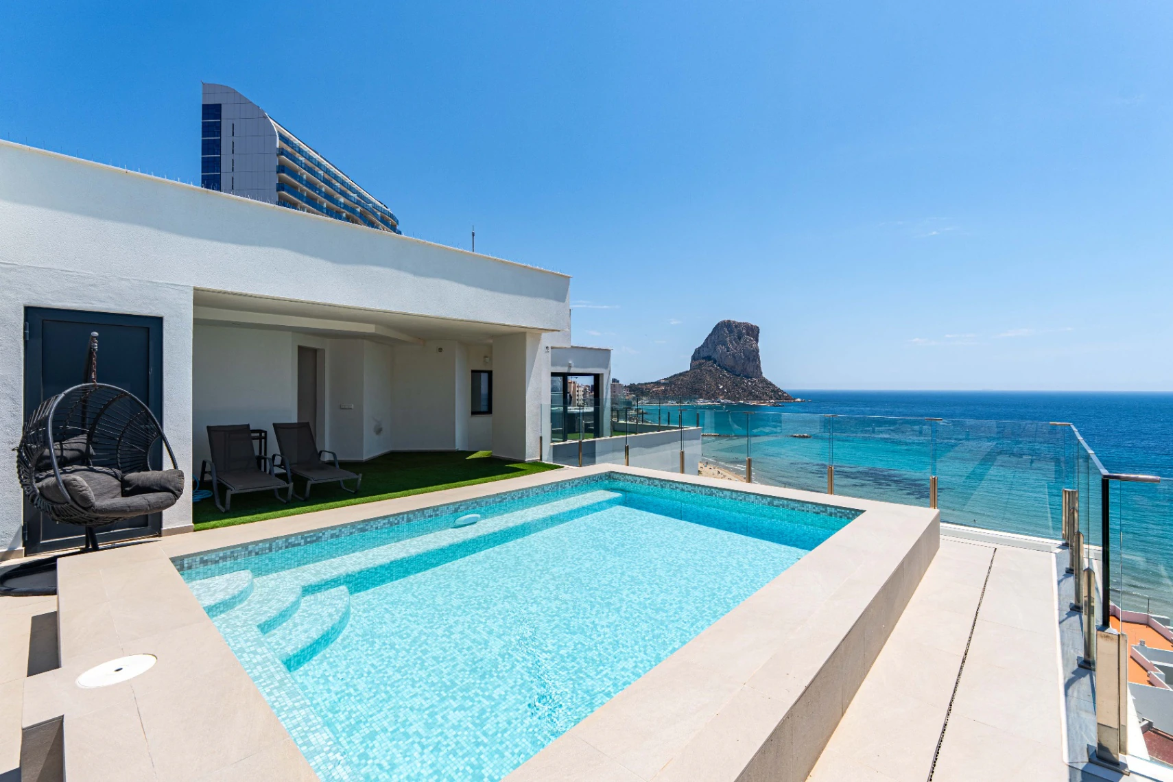 Piso Ático Excepcional con Vistas de 360º, Piscina Privada y Jacuzzi en venta en Calpe