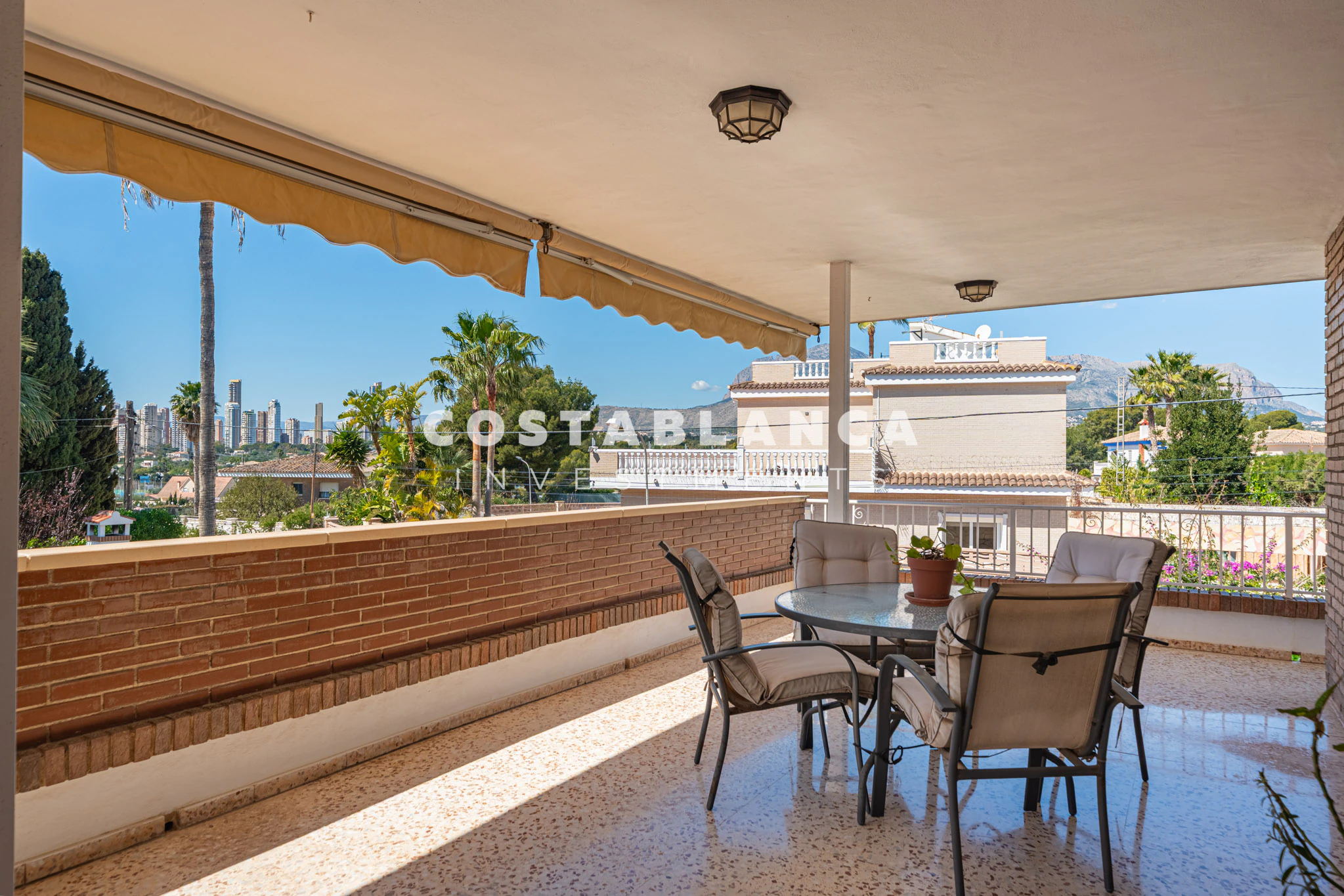 Luxuriöse mediterrane Villa zum Verkauf in Benidorm mit Garten, Terrassen und Privatsphäre