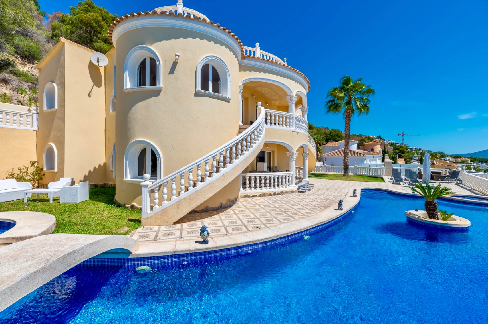 STUNNING MEDITERRANEAN VILLA FOR SALE IN CALPE WITH PANORAMIC SEA AND MOUNTAIN VIEWS