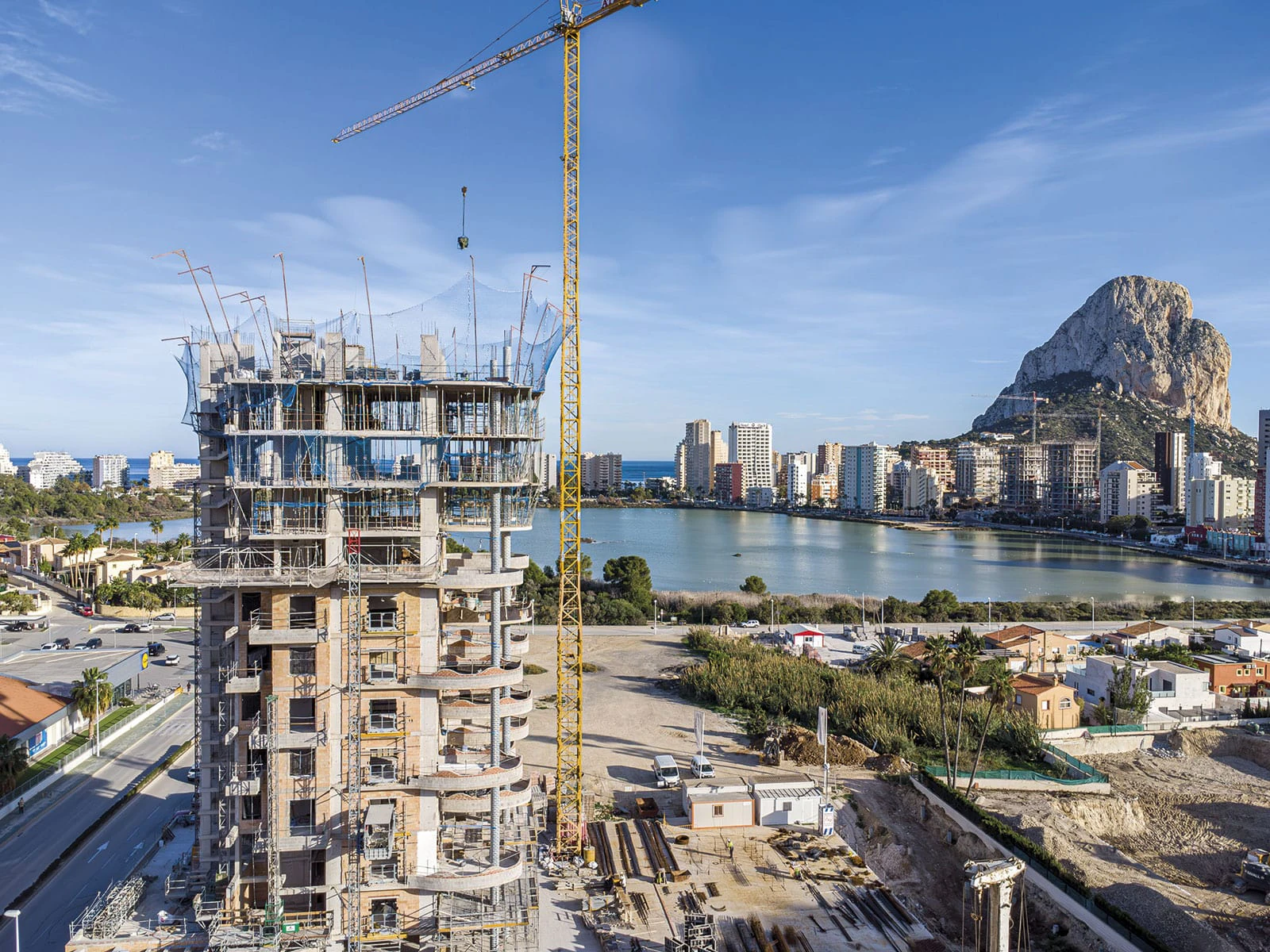 Nowy budynek Nowoczesny apartament na sprzedaż w Calpe z widokiem na morze i góry
