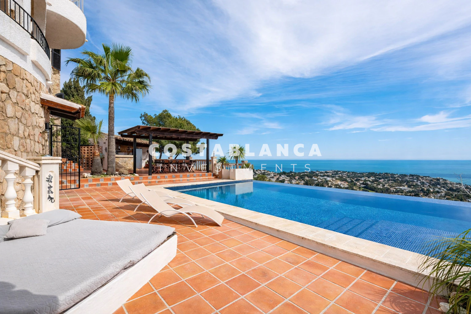 Exclusive Renovated Villa with Sea Views, Guest Apartment and Infinity Pool for sale in Moraira
