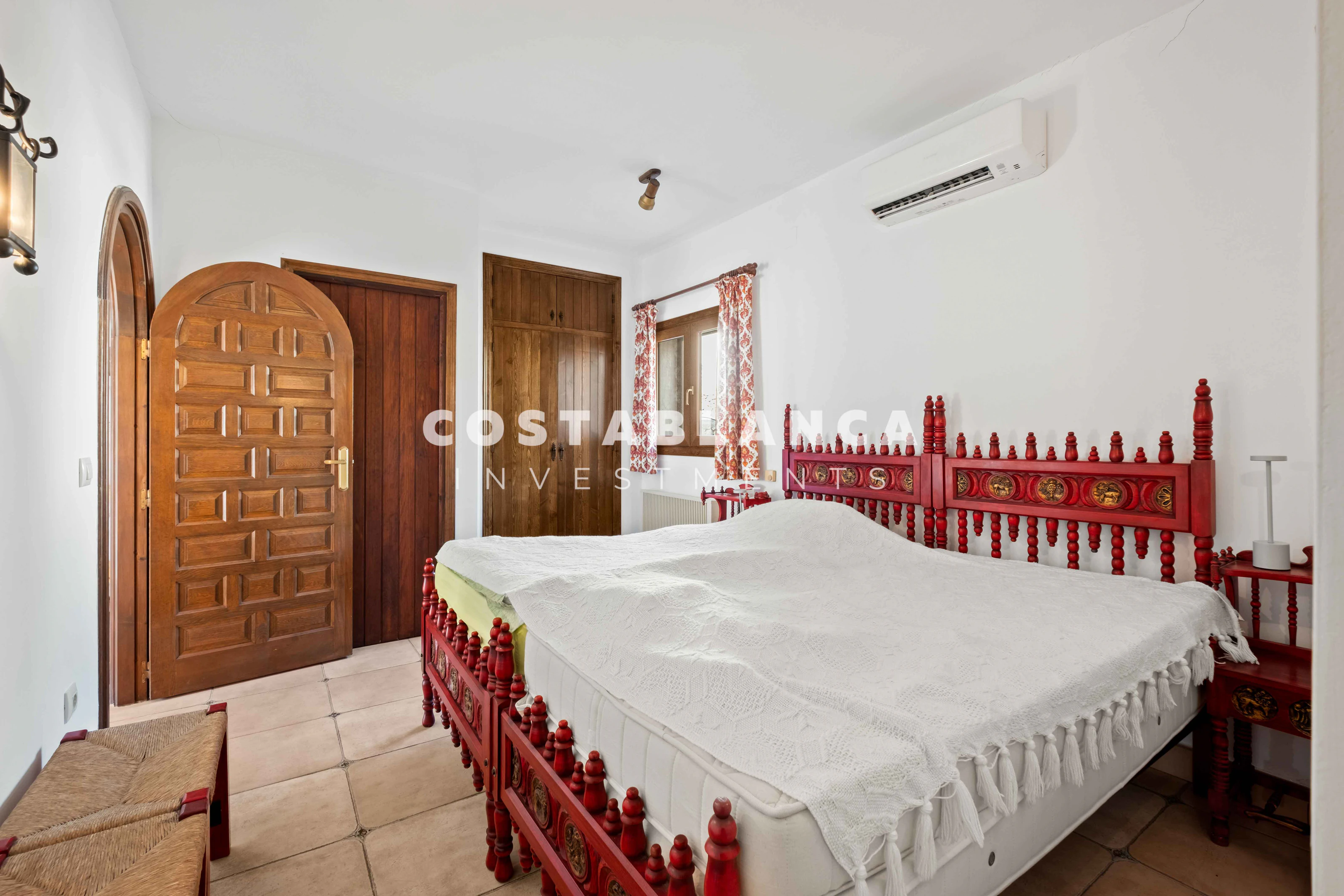 Ruime villa met gastenappartement, uitzicht op zee te koop in Calpe