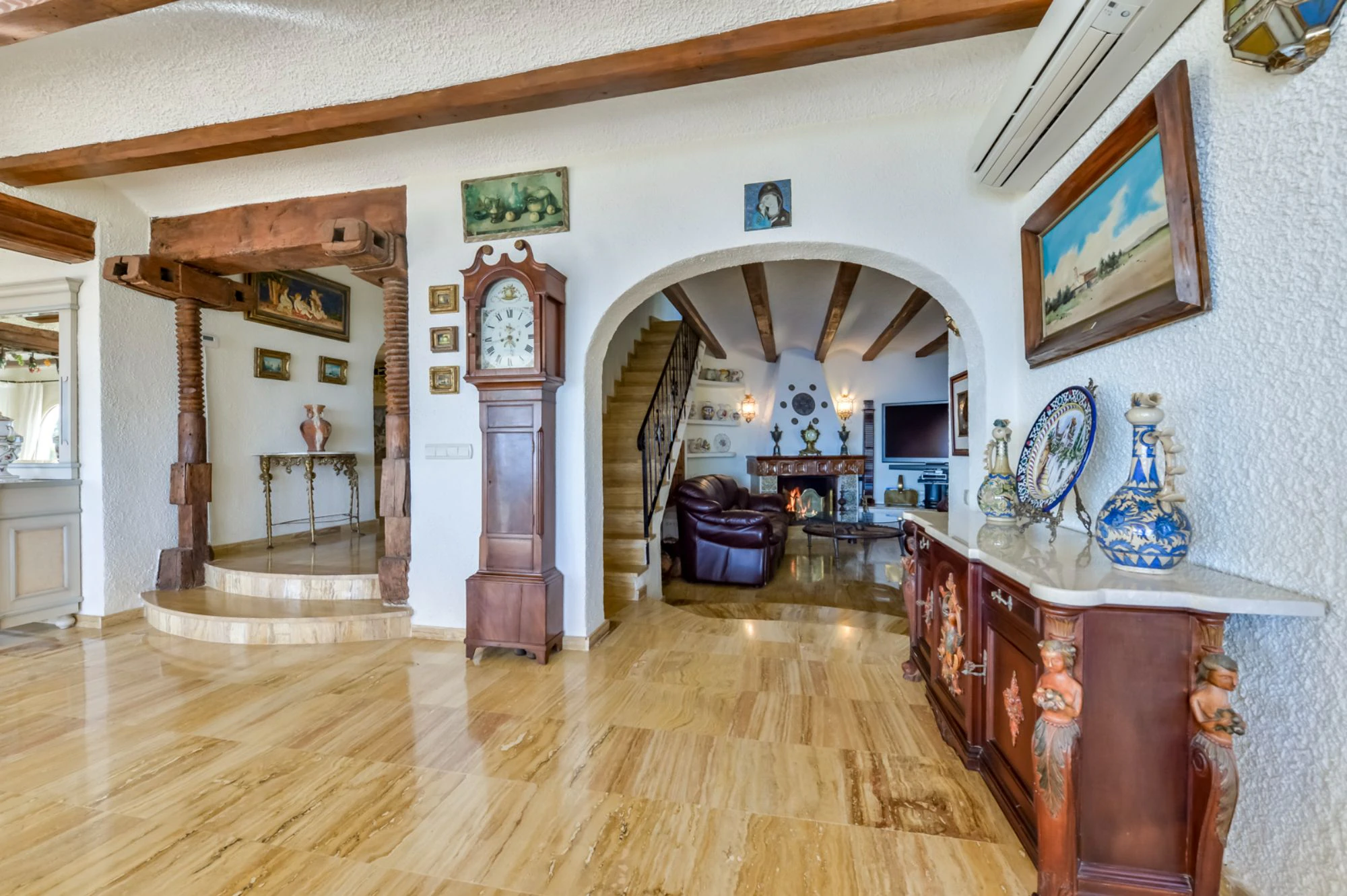 ELEGANCKA WILLA W STYLU HISZPAŃSKIM NA SPRZEDAŻ W ALTEA Z PANORAMICZNYM WIDOKIEM NA MORZE I APARTAMENTEM DLA GOŚCI W MASCARAT
