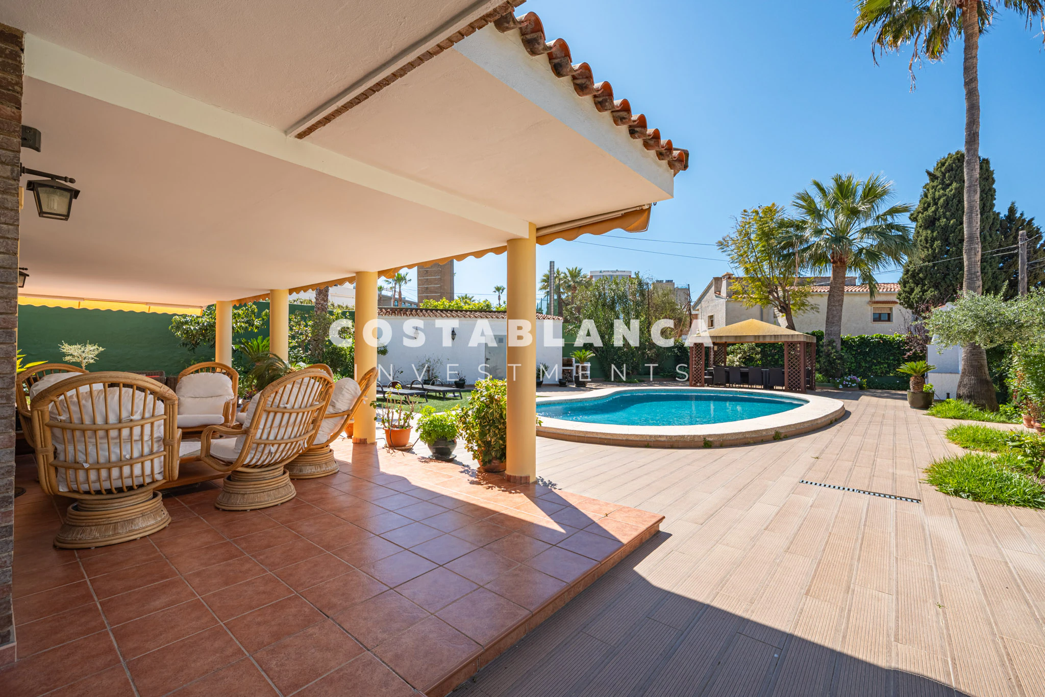 Luxuriöse mediterrane Villa zum Verkauf in Benidorm mit Garten, Terrassen und Privatsphäre