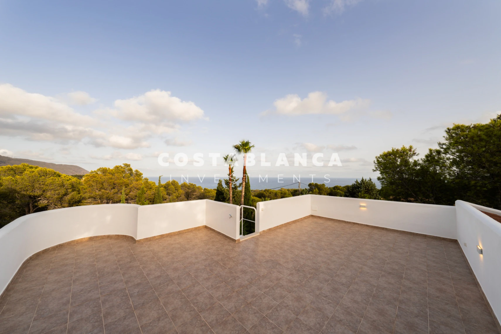 Moderne Ibiza Villa met Privé Zwembad en Dakterras in Altea