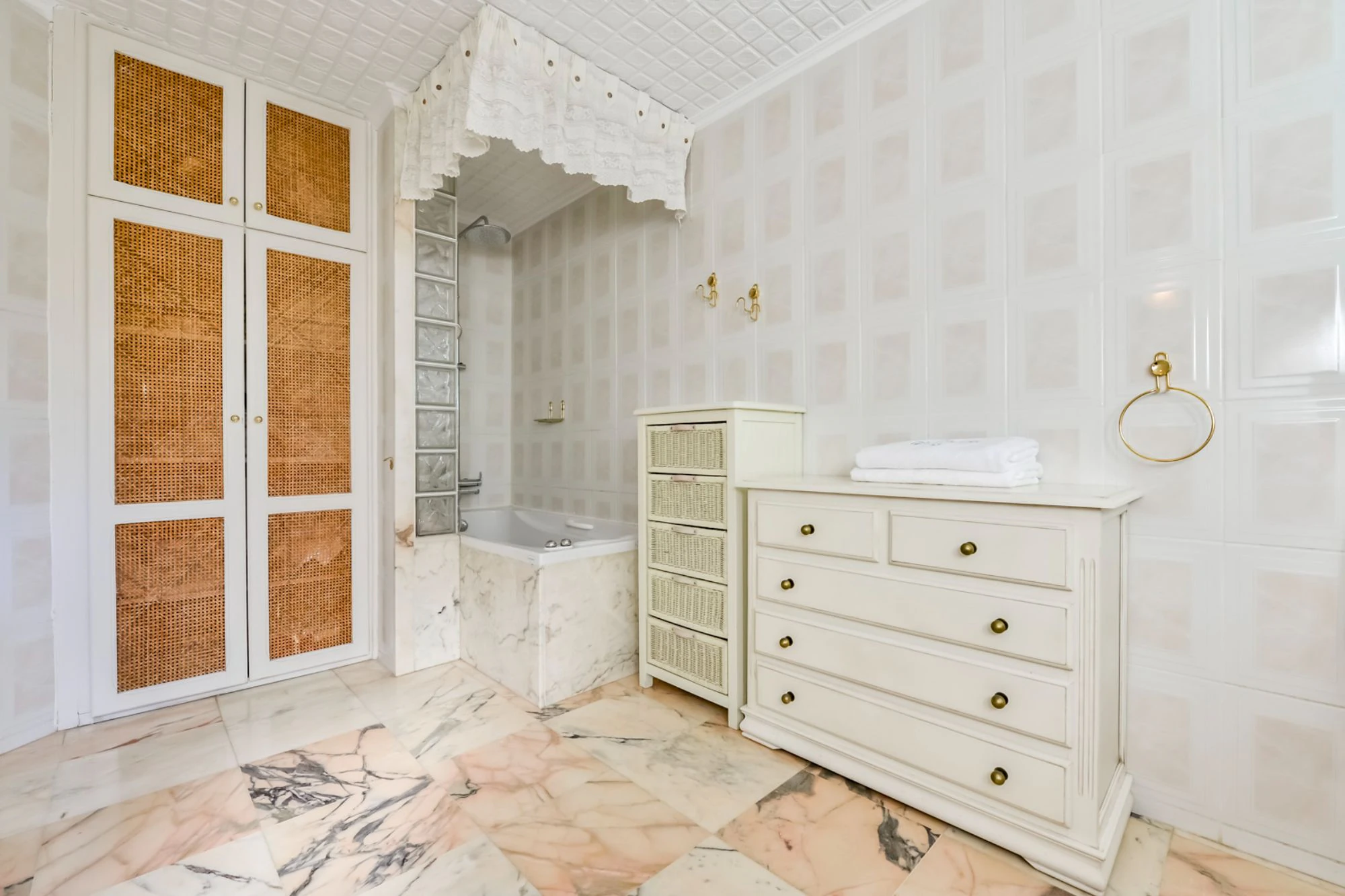 ELEGANCKA WILLA W STYLU HISZPAŃSKIM NA SPRZEDAŻ W ALTEA Z PANORAMICZNYM WIDOKIEM NA MORZE I APARTAMENTEM DLA GOŚCI W MASCARAT
