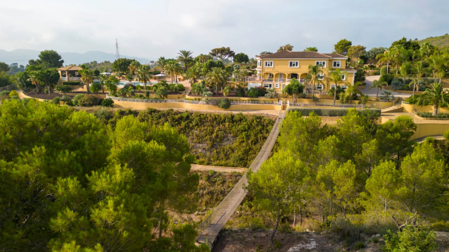 Luxury Villa with Plot 32000m2 for Sale in la Nucia