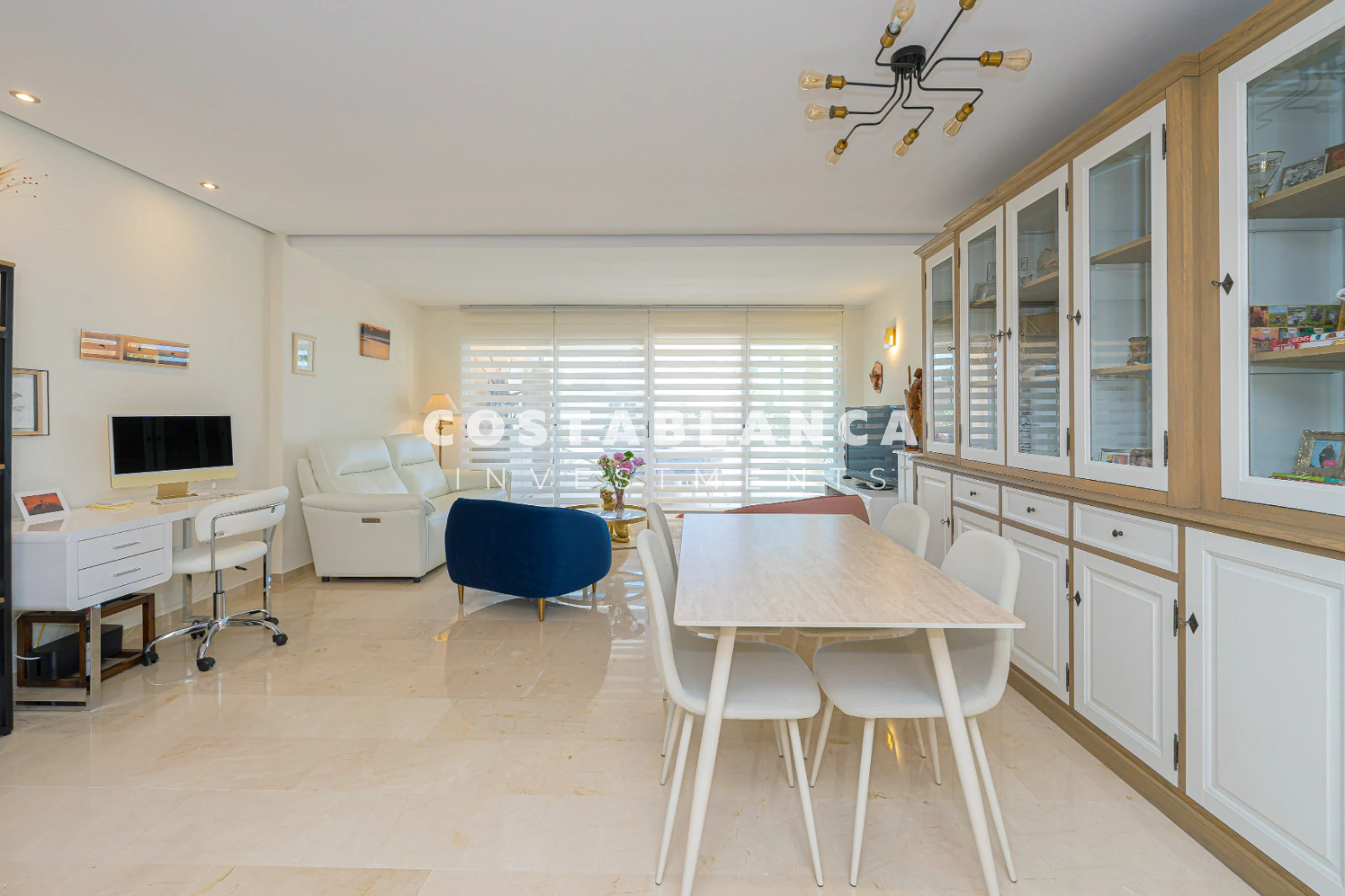 Amplio Apartamento Esquinero con Vistas al Mar y a la Montaña en Venta en Altea La Nova