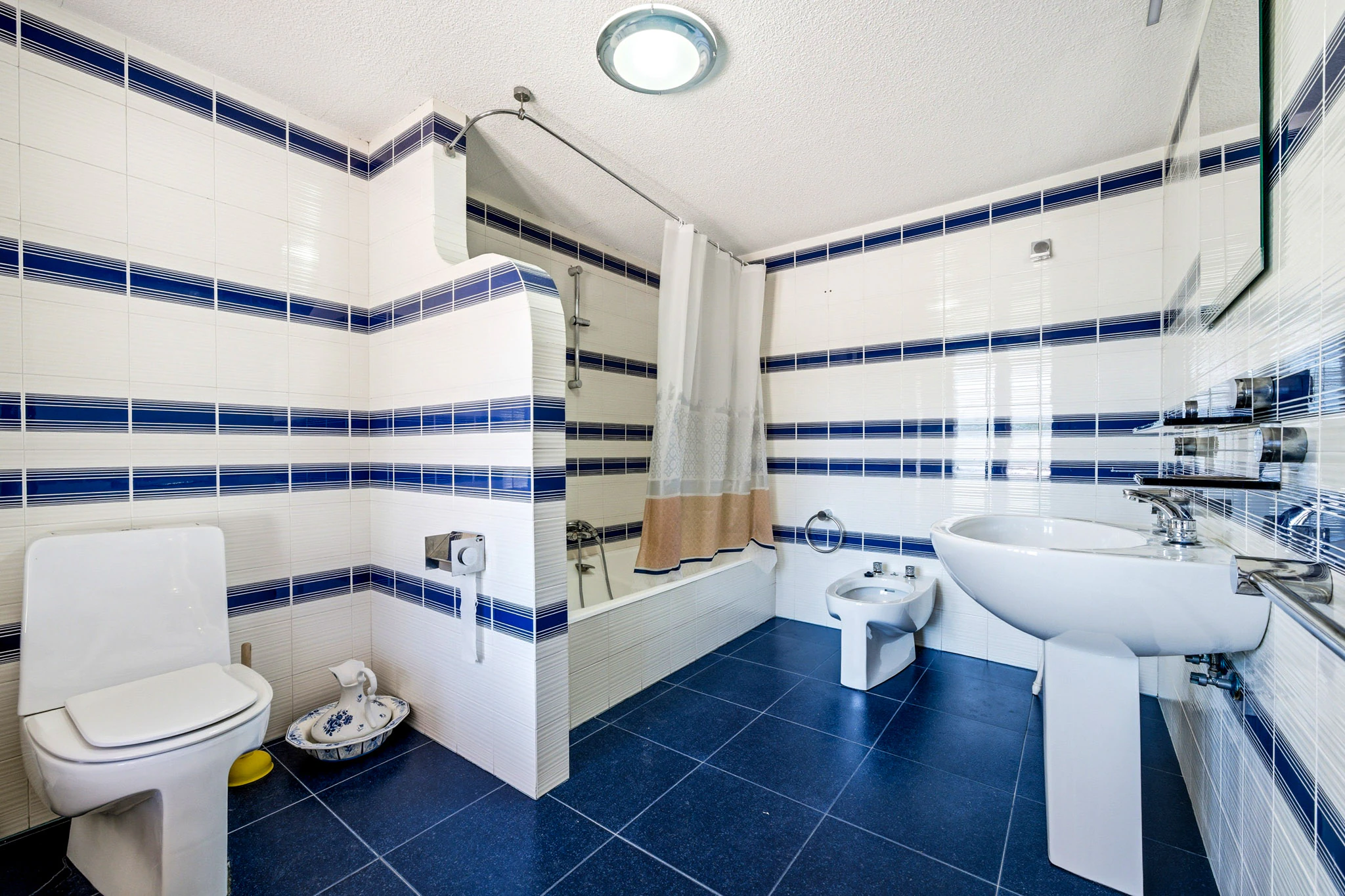 Exclusive Mediterranean Estate with Vineyards and Lakes for sale in Novelda
