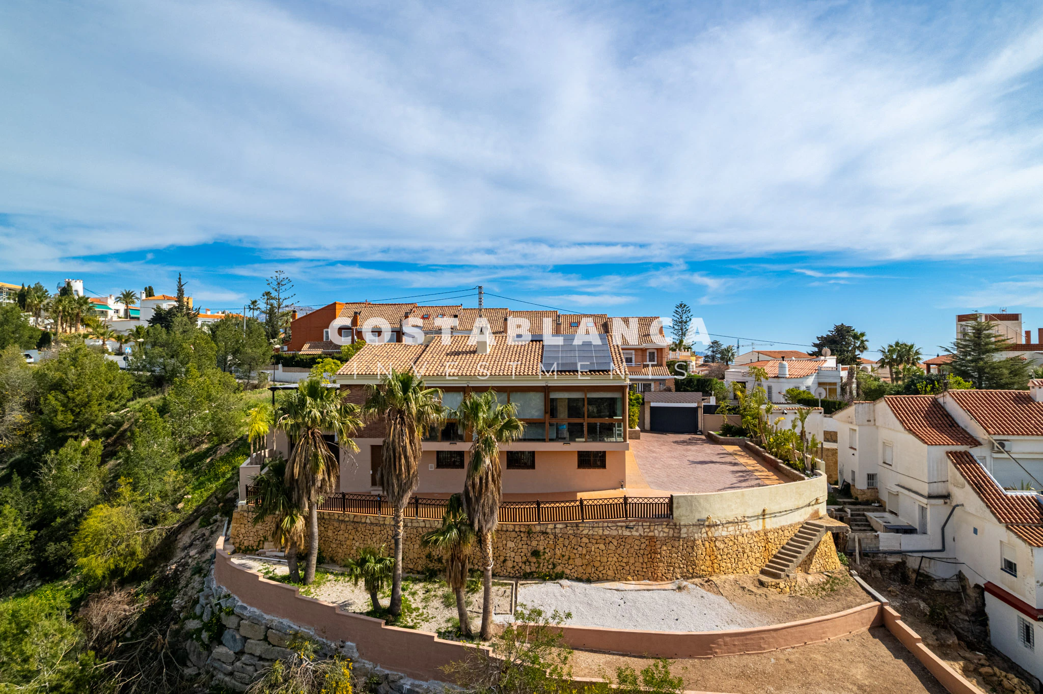 Premium Villa with 5 Bedrooms, Pool and Sea Views for sale in La Nucia