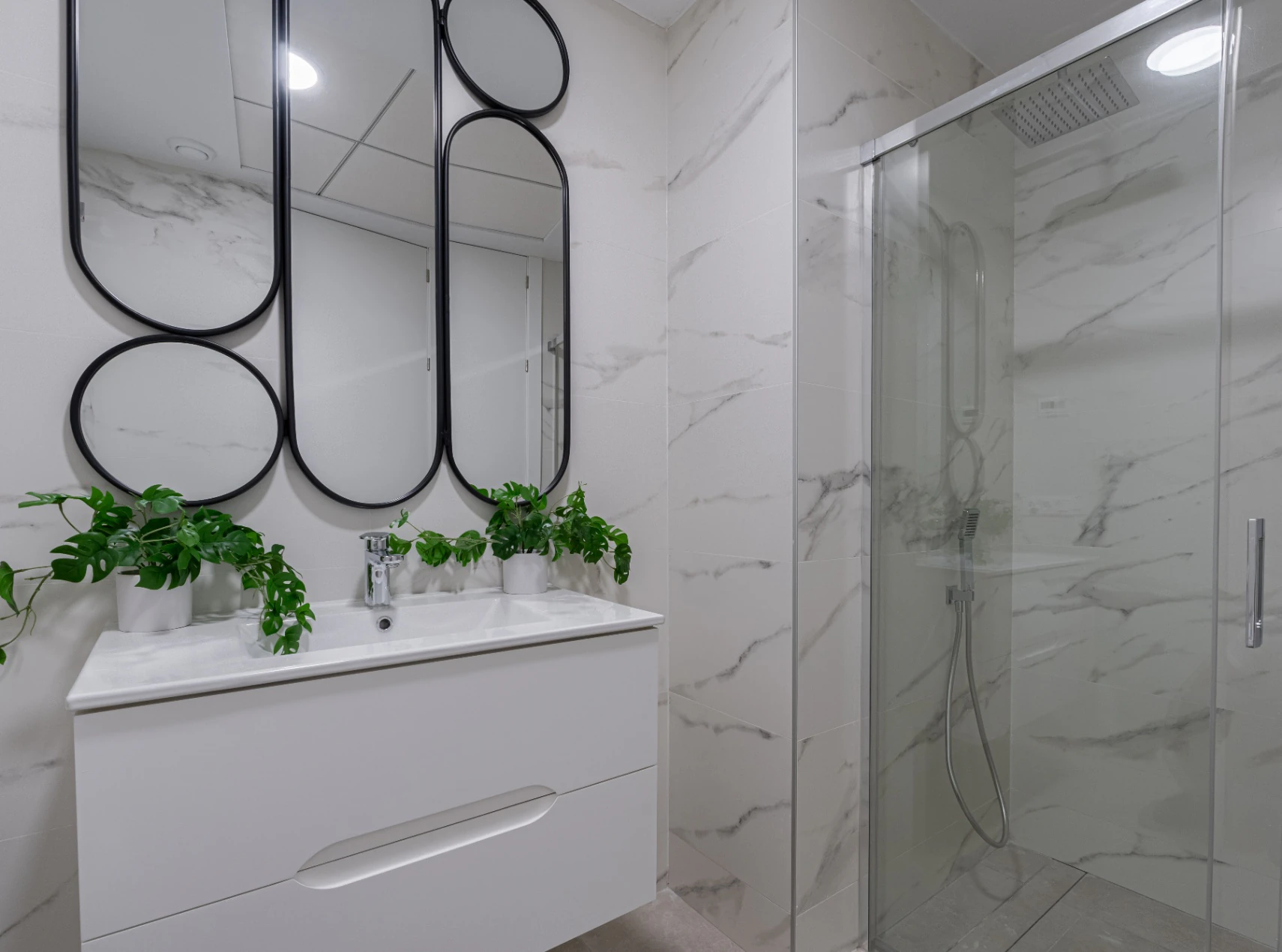 Nowo wybudowany nowoczesny apartament na sprzedaż w Finestrat z basenem bez krawędzi