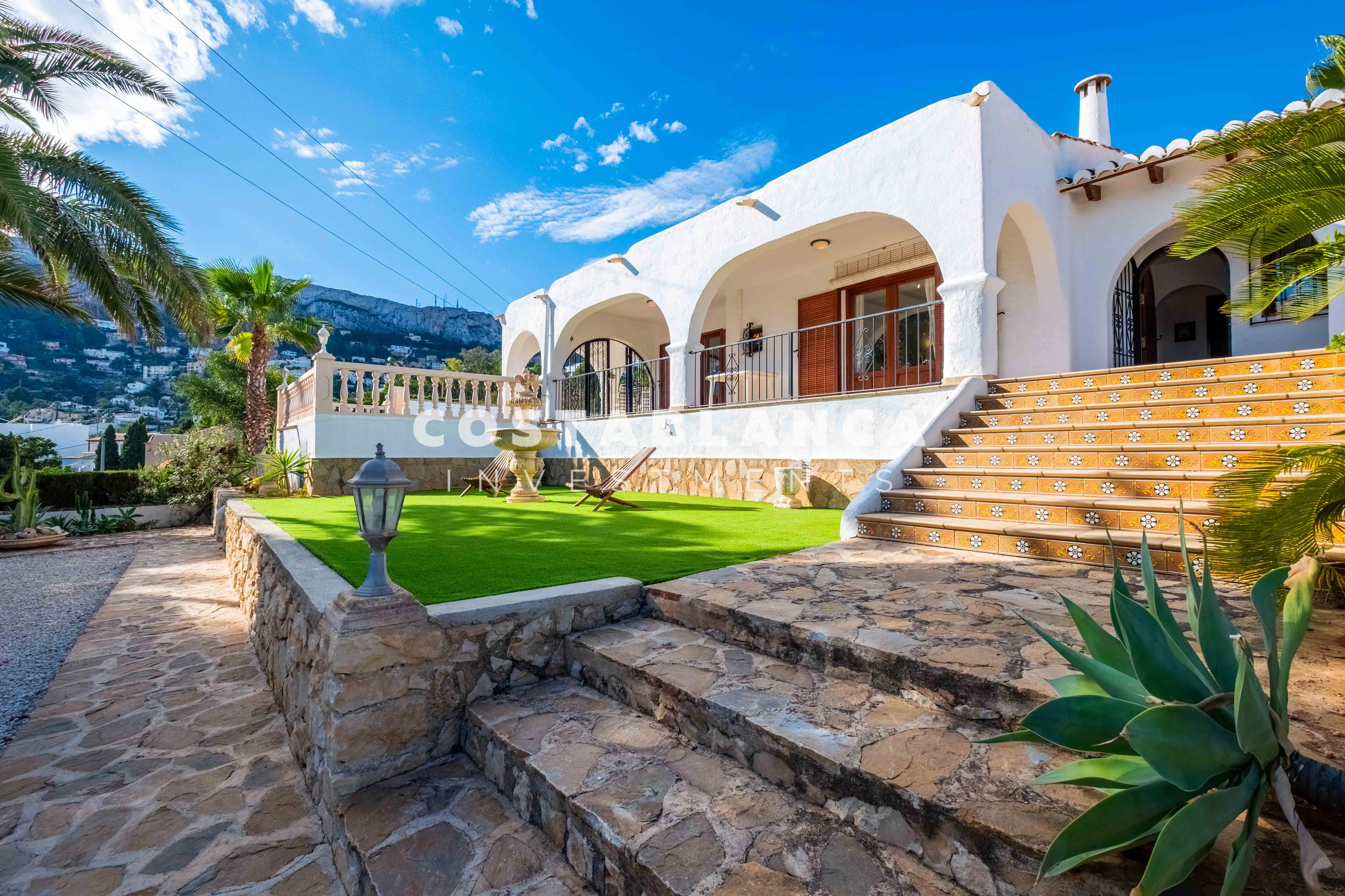 Ruime villa met gastenappartement, uitzicht op zee te koop in Calpe