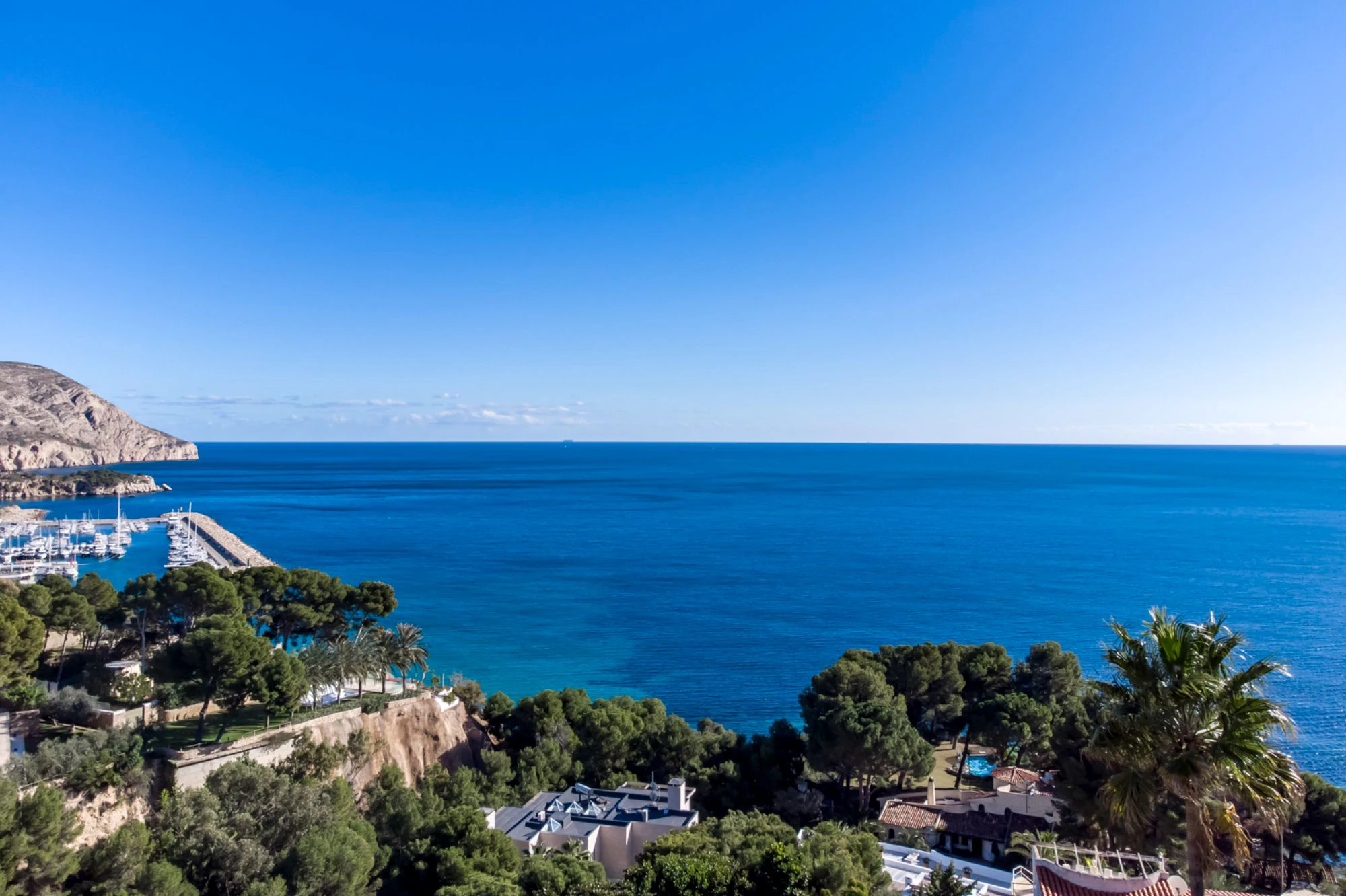 ELEGANCKA WILLA W STYLU HISZPAŃSKIM NA SPRZEDAŻ W ALTEA Z PANORAMICZNYM WIDOKIEM NA MORZE I APARTAMENTEM DLA GOŚCI W MASCARAT