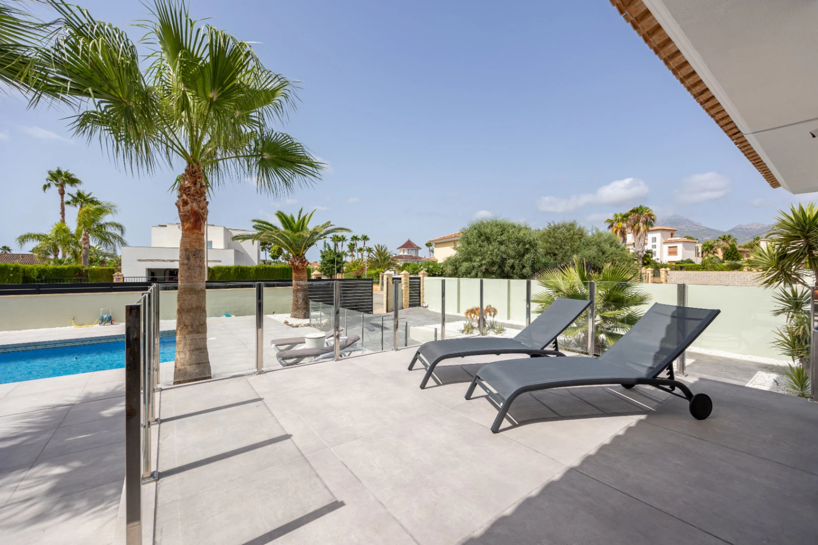 Moderne mediterrane Villa mit Pool, Garten und überdachtem Parkplatz zu verkaufen in Alfaz del Pi