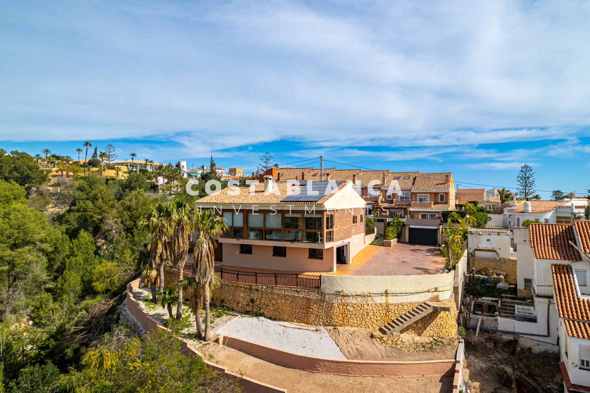 Premium Villa with 5 Bedrooms, Pool and Sea Views for sale in La Nucia