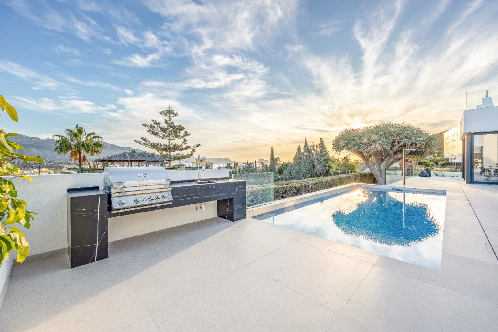 Villa moderna con vistas al mar cerca de la playa y la ciudad en venta en Albir