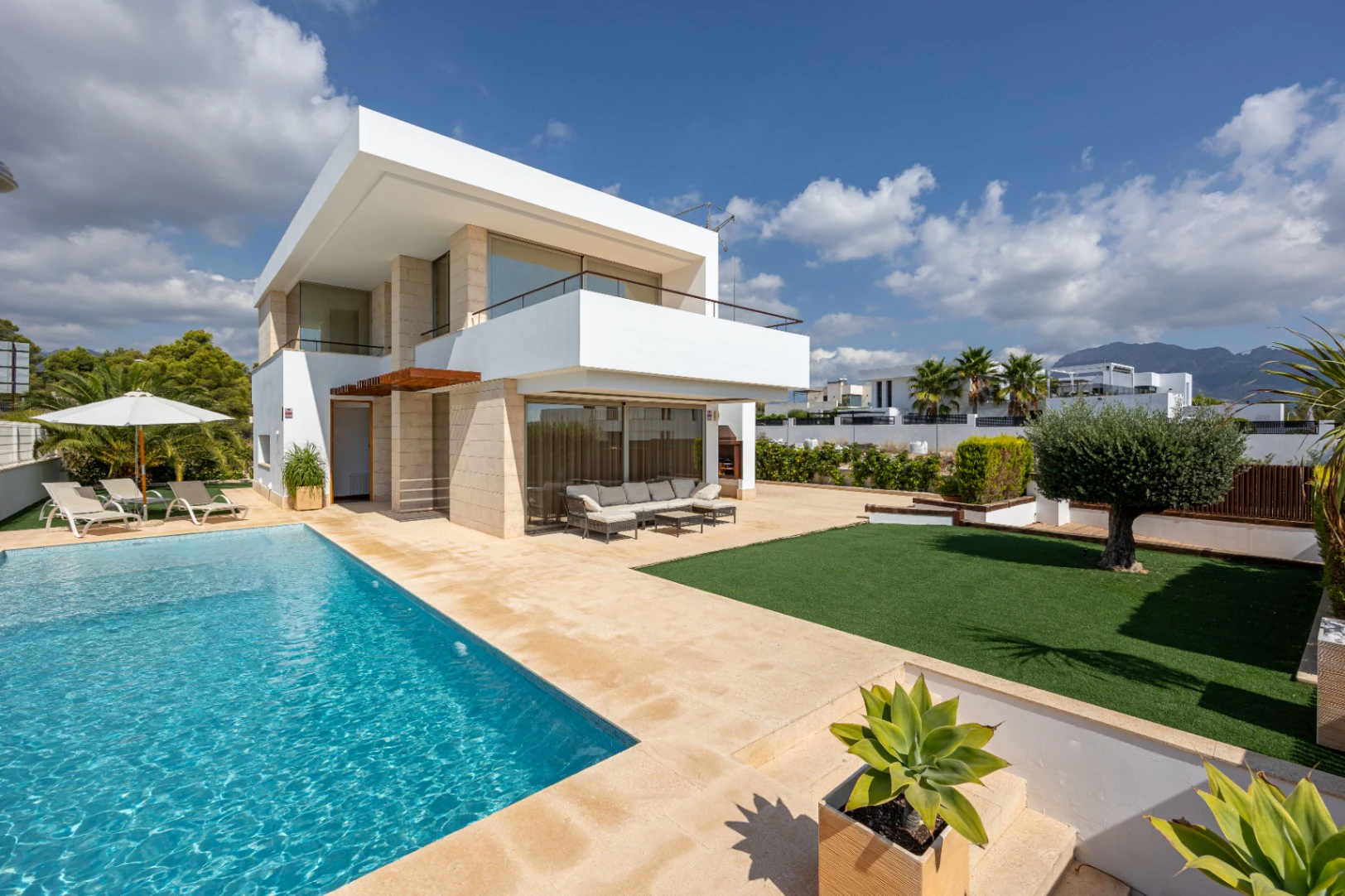 Mediterranean Luxury Living in La Nucía with Sea Views