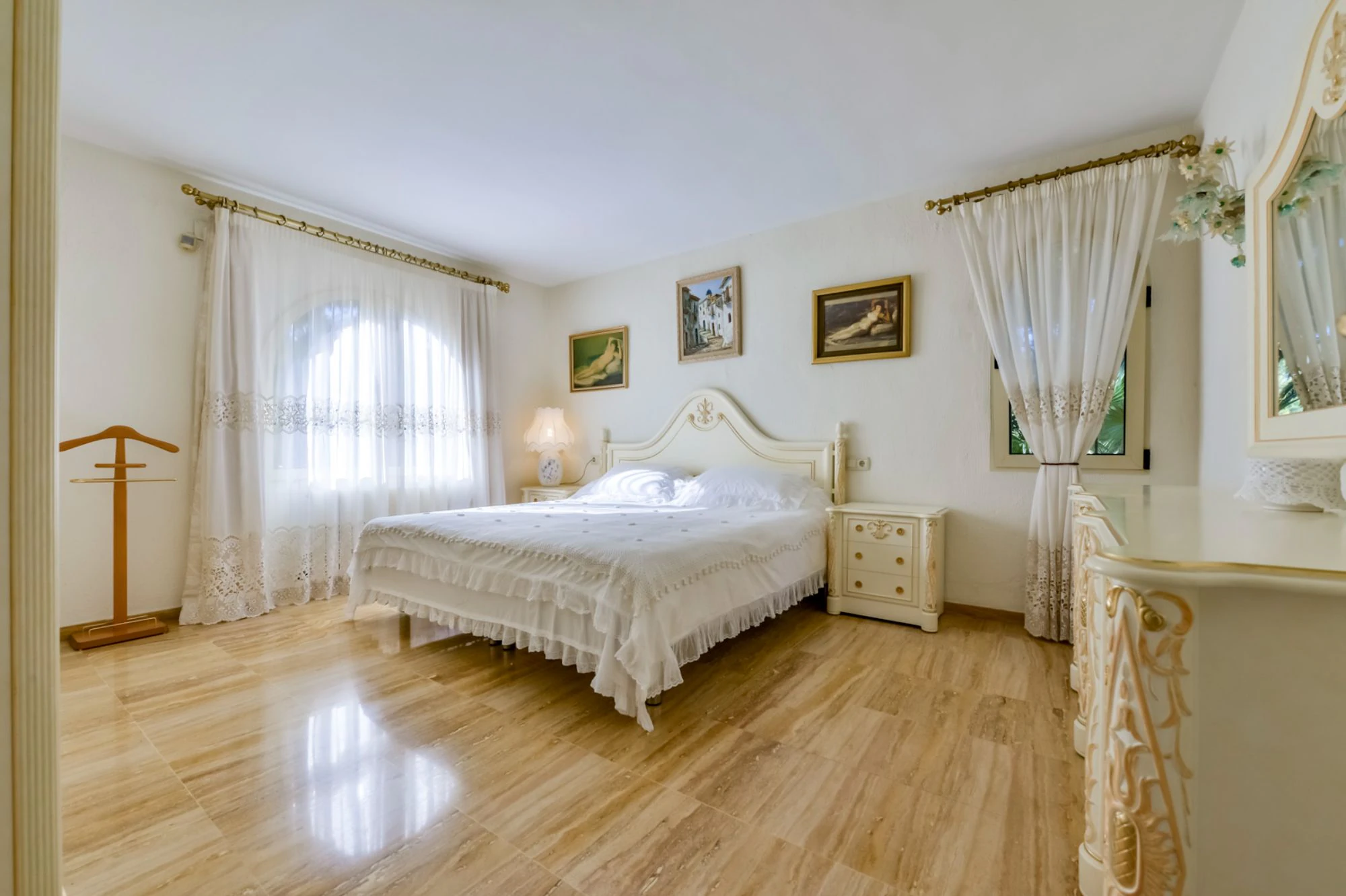 ELEGANCKA WILLA W STYLU HISZPAŃSKIM NA SPRZEDAŻ W ALTEA Z PANORAMICZNYM WIDOKIEM NA MORZE I APARTAMENTEM DLA GOŚCI W MASCARAT