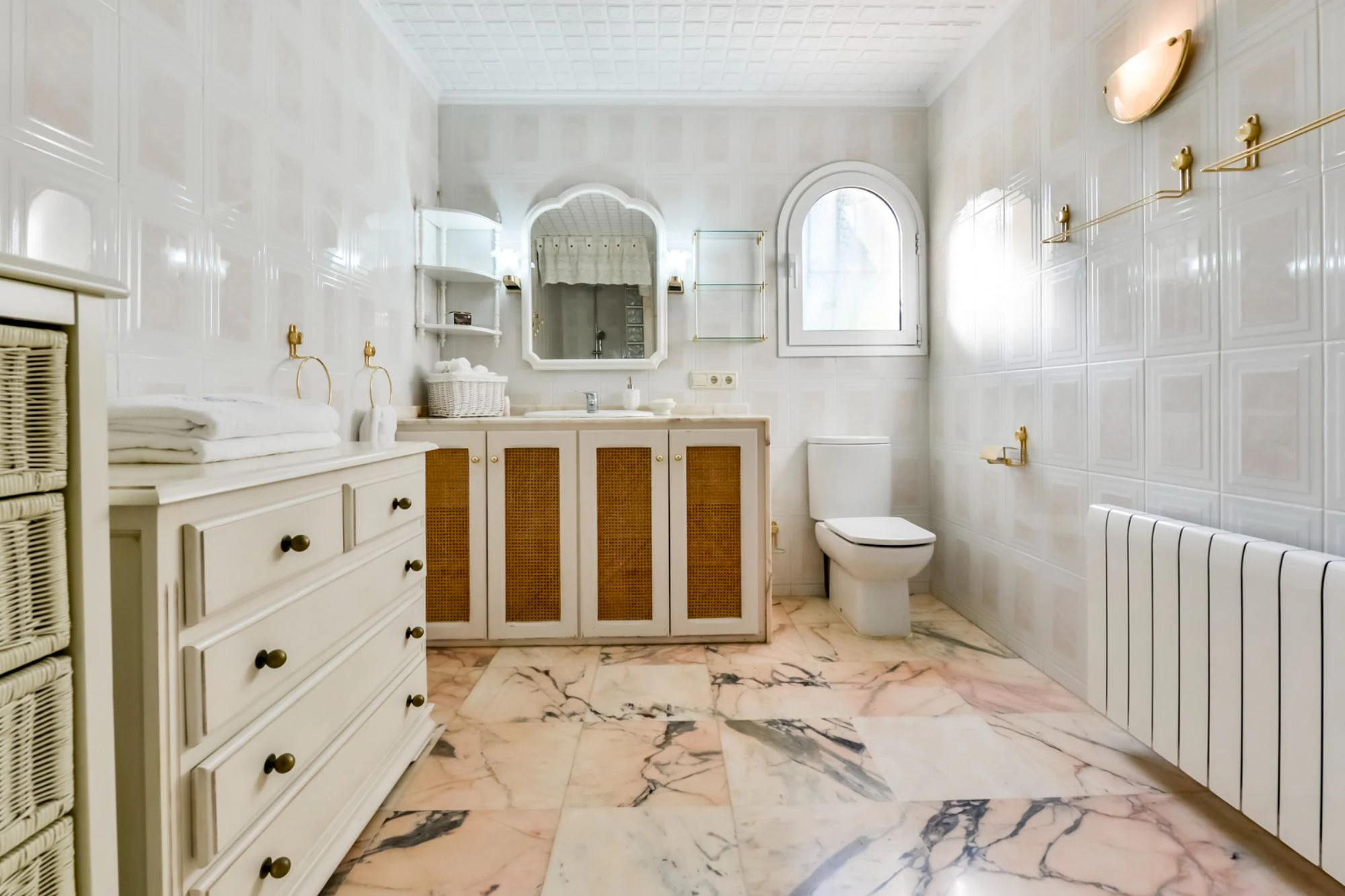 ELEGANCKA WILLA W STYLU HISZPAŃSKIM NA SPRZEDAŻ W ALTEA Z PANORAMICZNYM WIDOKIEM NA MORZE I APARTAMENTEM DLA GOŚCI W MASCARAT